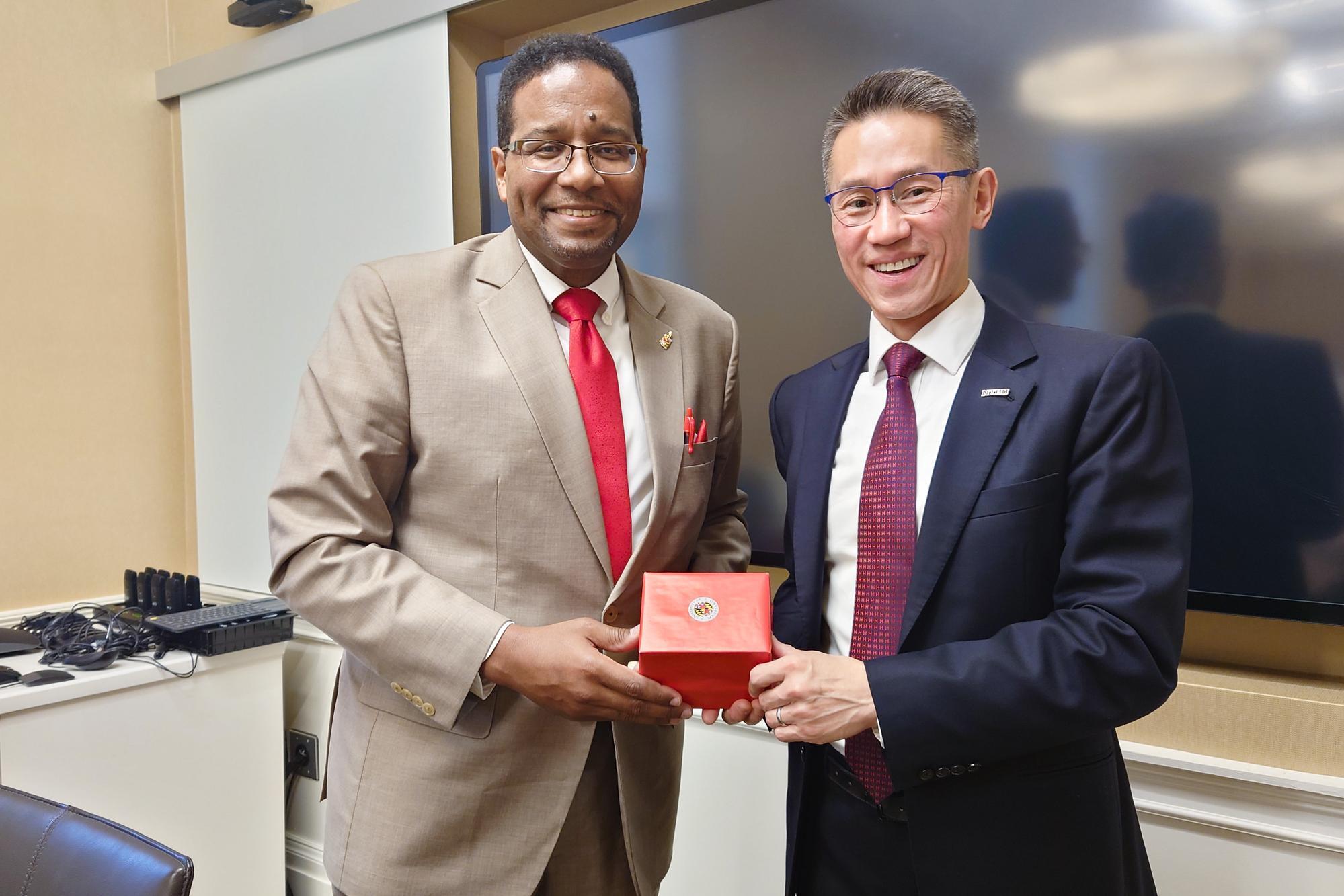 NTHU president Kao (right) with University of Maryland president Darryll Pines.