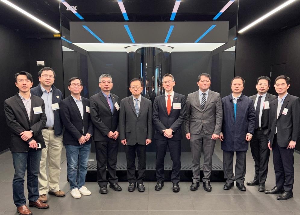 The NTHU delegation at the Thomas J. Watson Research Center in New York, where vice president of science and technology Tze-chiang Chen (fifth from left) personally gave a guided tour of the Center’s ultra-efficient quantum computer.
