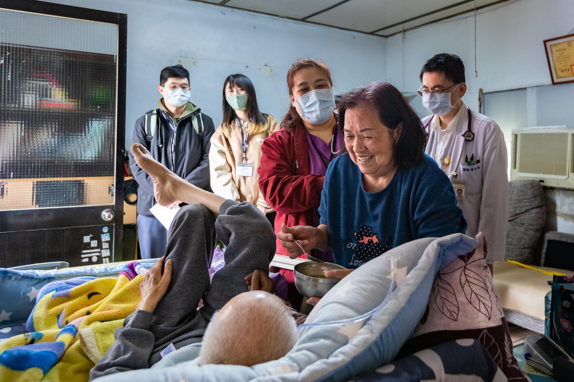 NTHU students visiting a palliative care patient in an aboriginal area of Wufeng Township.
