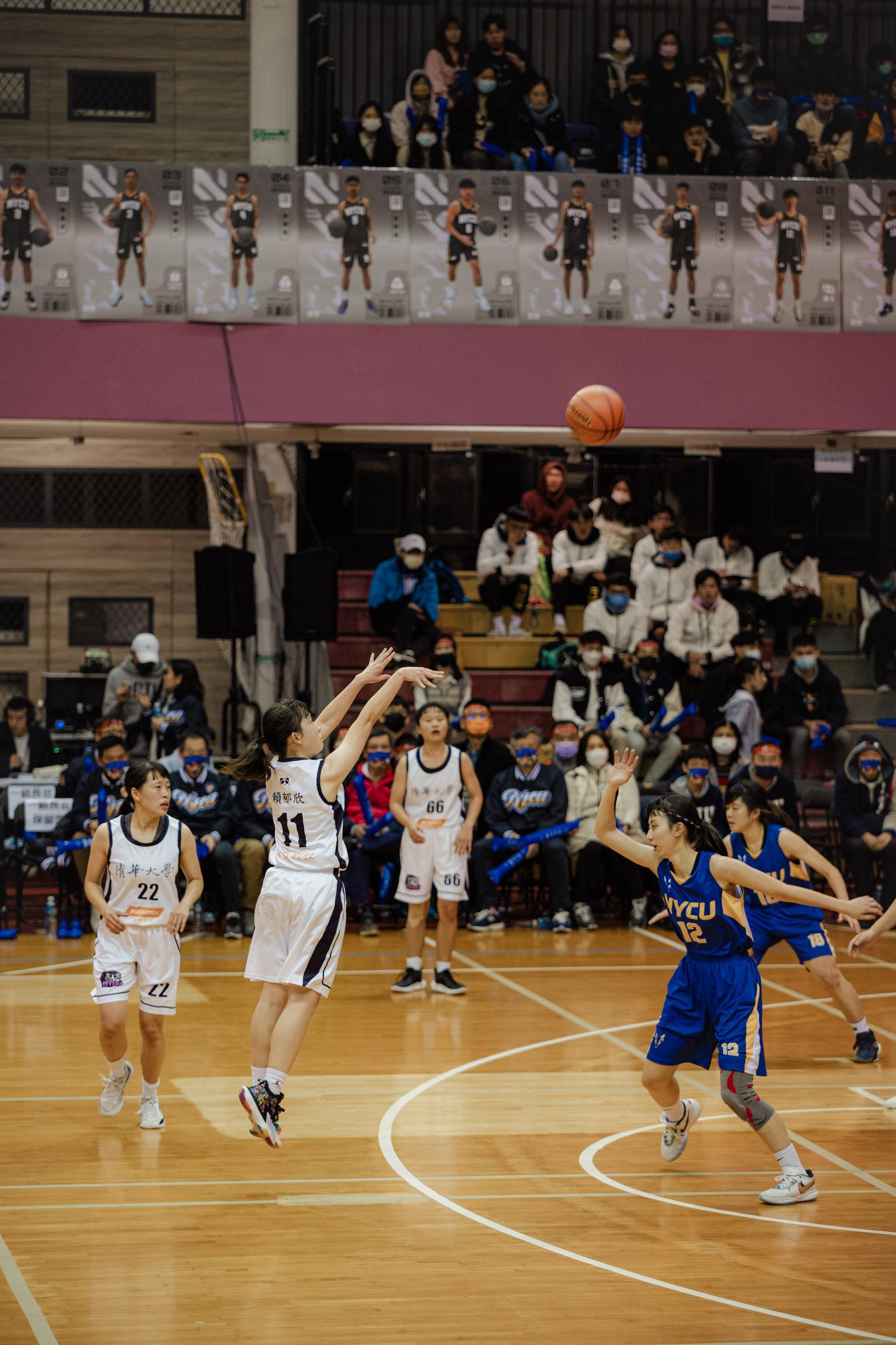 NTHU’s Lai,Yu-sin (賴郁欣) (no. 11) in action on the basketball court.