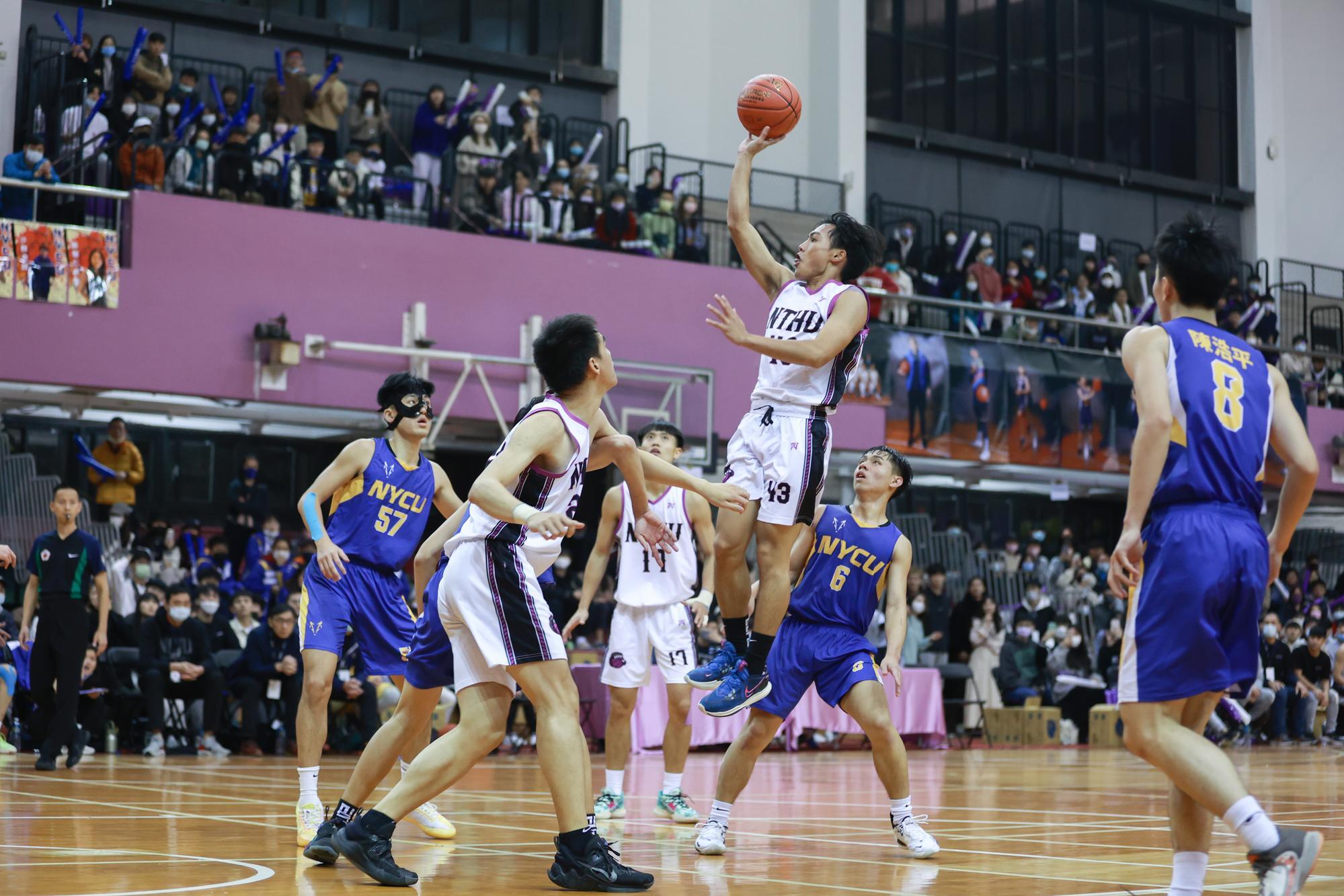NTHU’s Ciou, Liang (邱亮) (no. 43) in action on the basketball court.