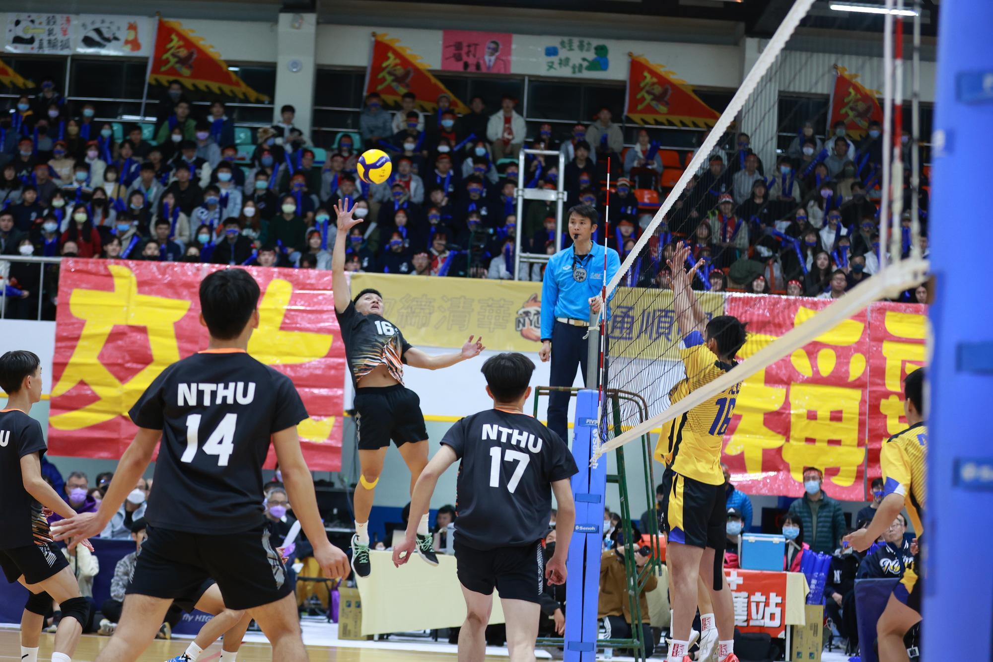 NTHU server Chen,Hao-wei in action on the volleyball court.