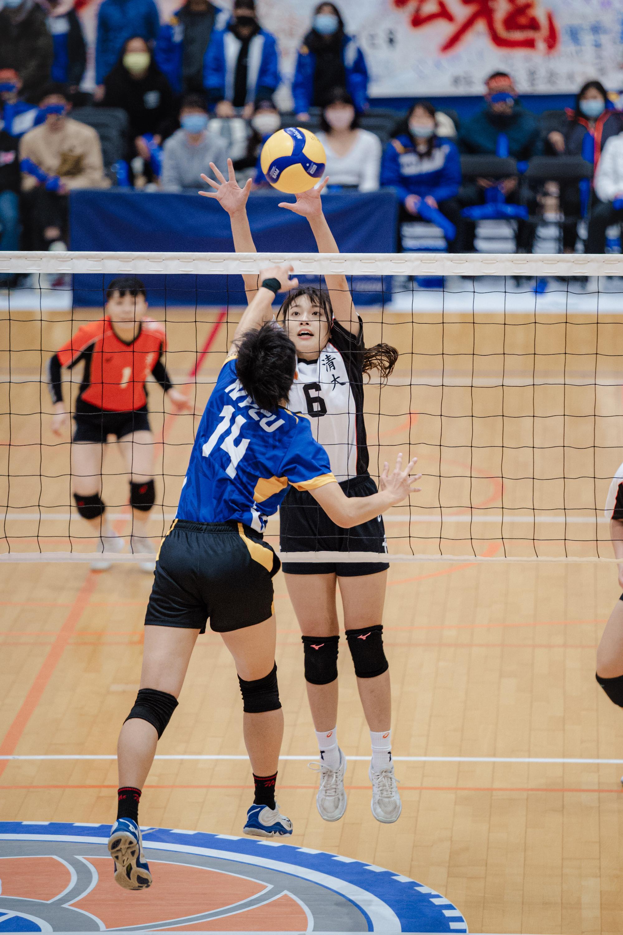 NTHU’s Feng, Yu (馮渝) (no. 6) on the volleyball court.