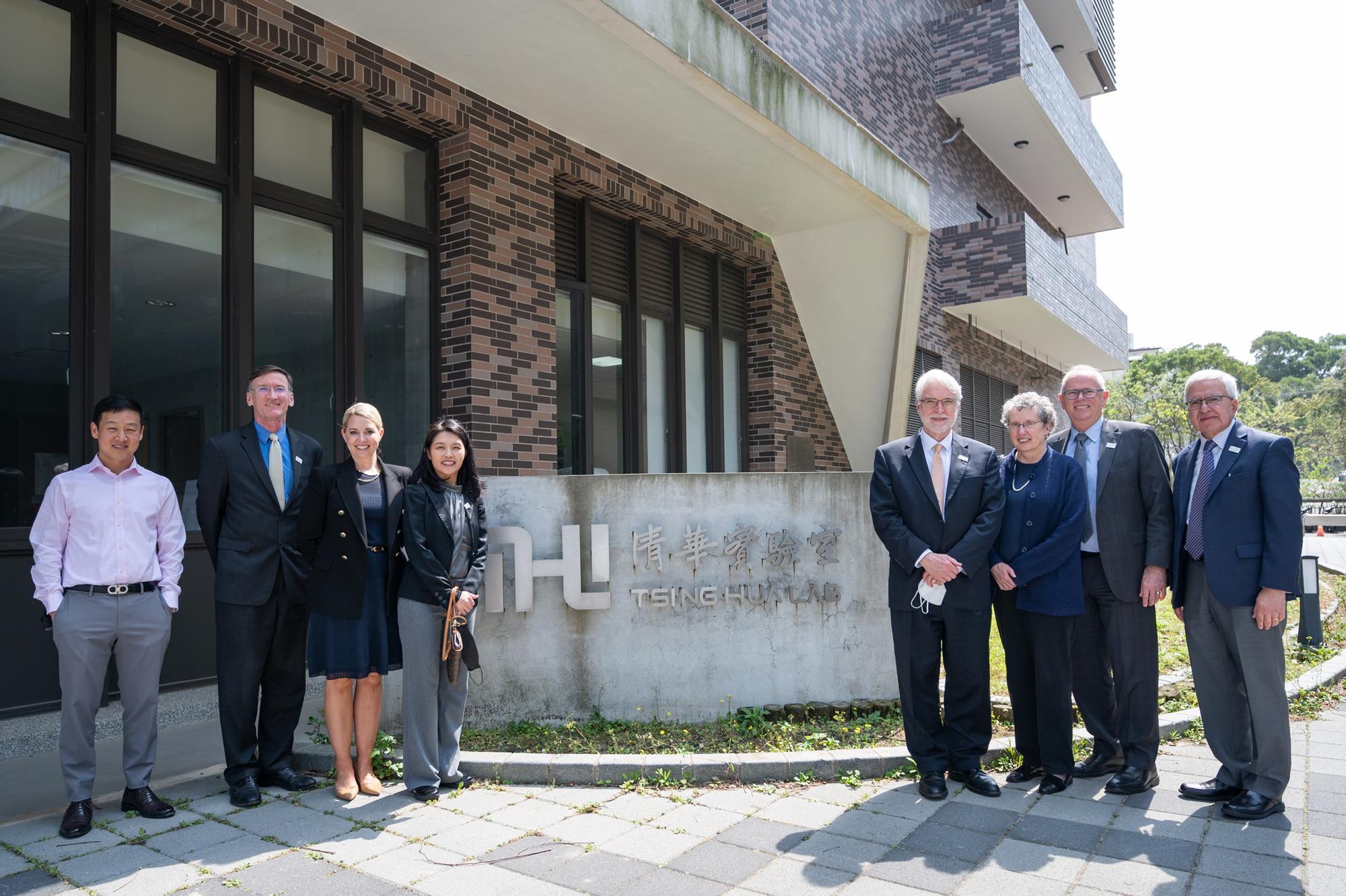University of Illinois System delegation of 8 people visited Tsing Hua Lab.