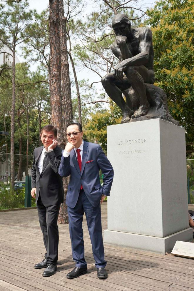 Jordan Hu (left) and Teik C. Lim took photo in front of NTHU’s replica of Rodin’s The Thinker.