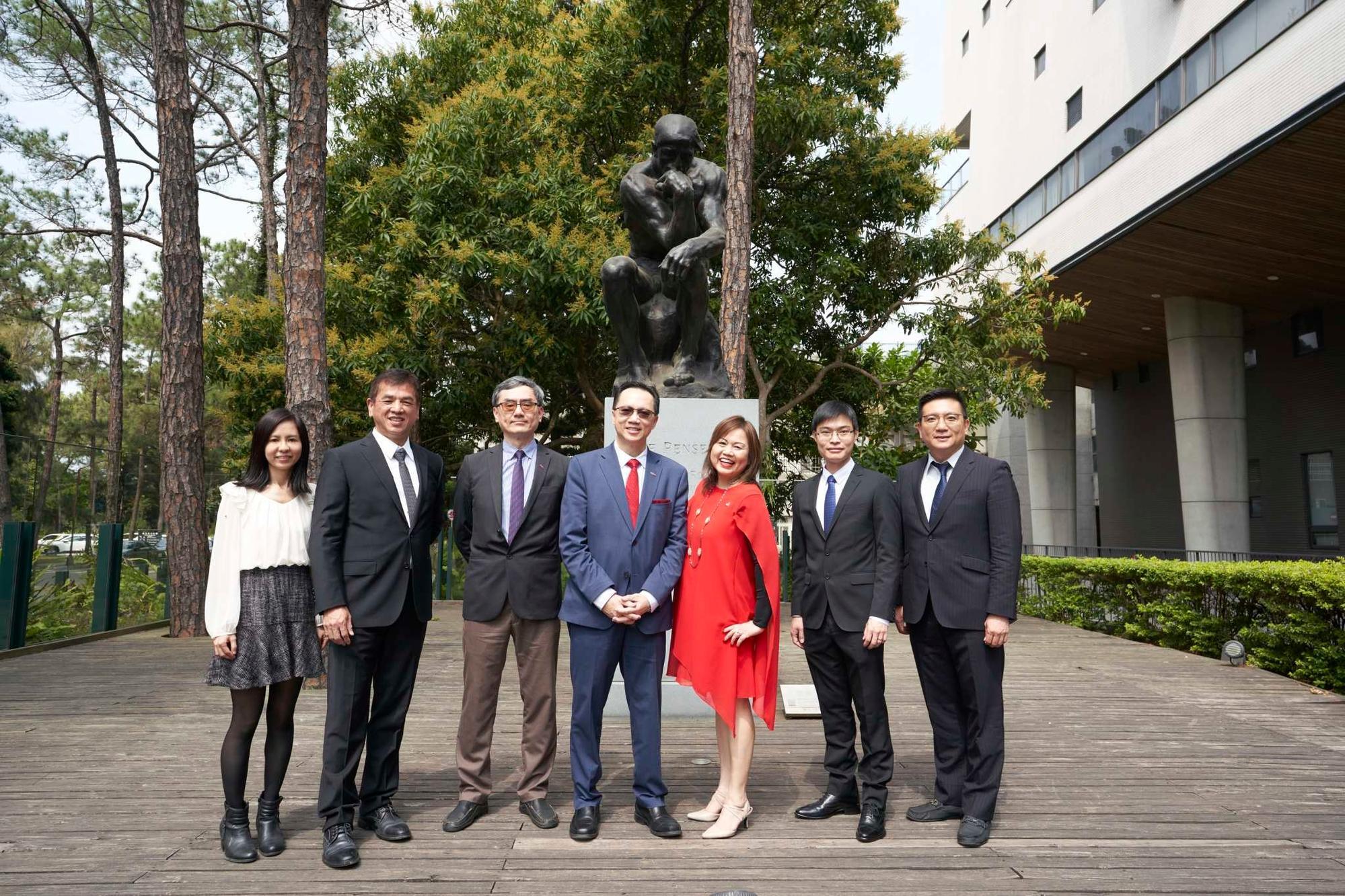 The NJIT delegation being shown the NTHU campus (left to right): Chen Hsuan-jung, Jordan Hu, Edwin Hou, Teik C. Lim, Gina Lim, Liu Chang-hua, and Cai Fengming.
