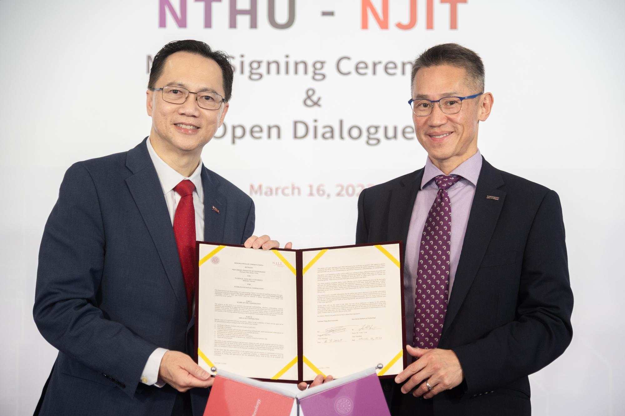 NTHU president W. John Kao (right) and NJIT president Teik C. Lim holding the memorandum of understanding.