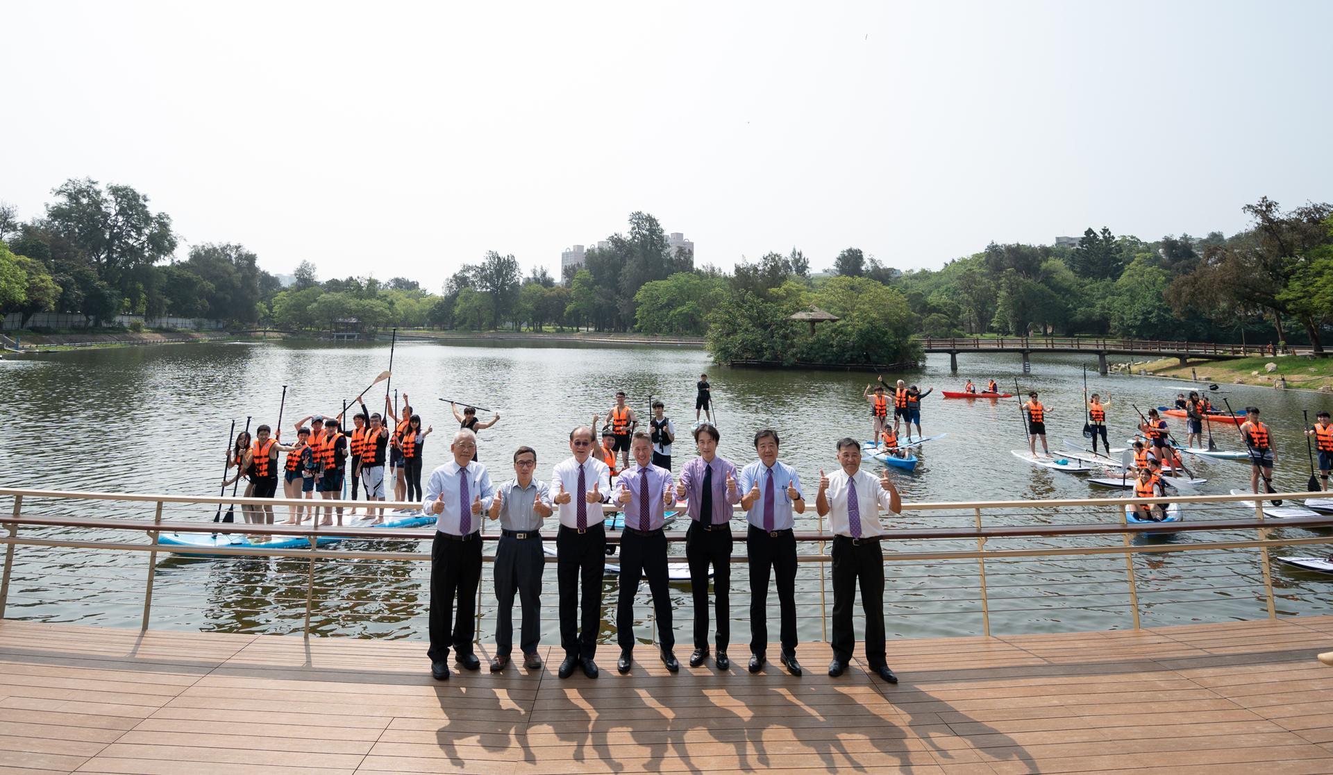 NTHU students and faculty at Lake Success.