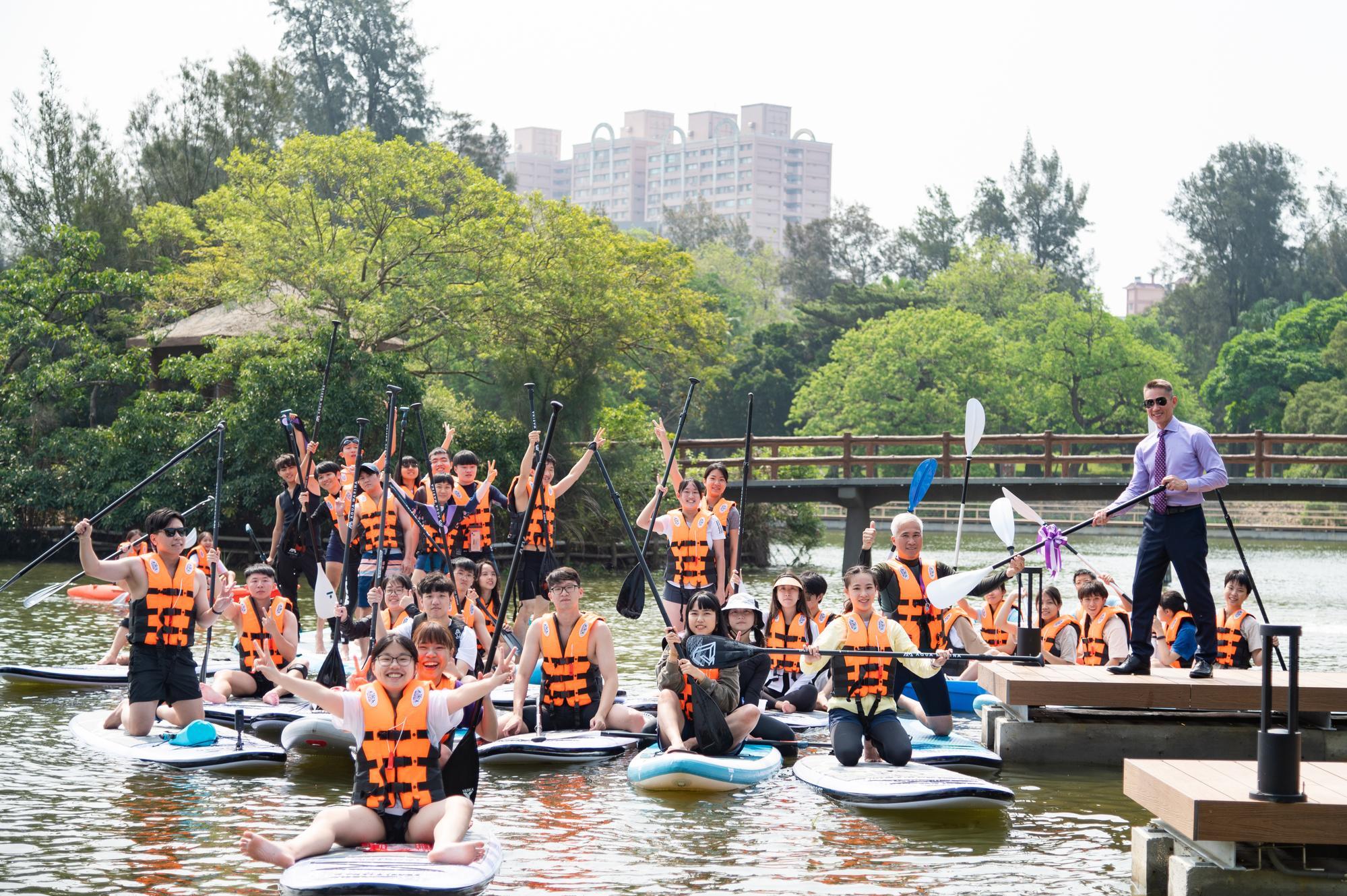 NTHU president W. John Kao (高為元) (right) at the boating event.