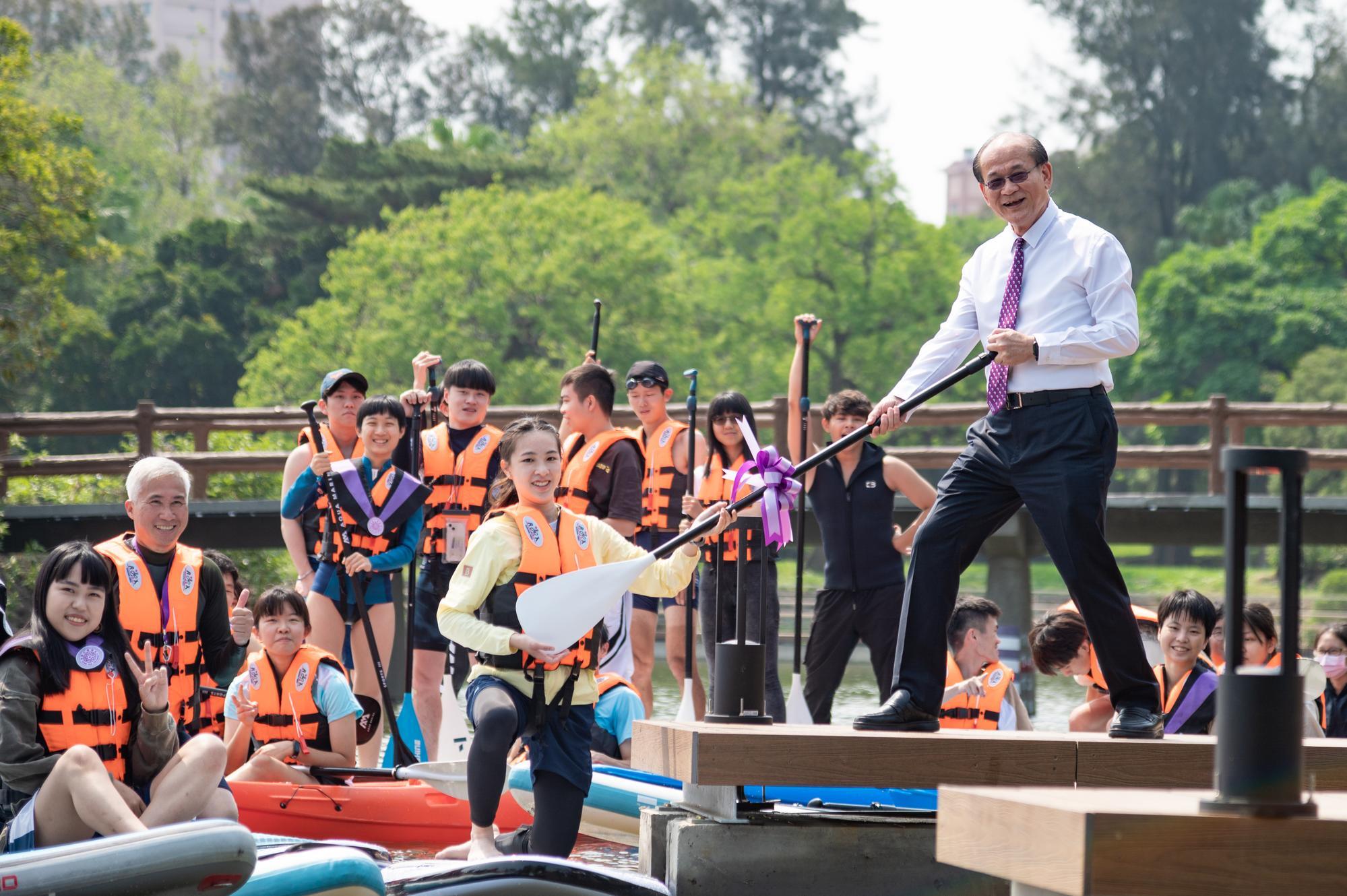 Alumni Association president Eric Tsai (蔡進步) (right) at the boating event.