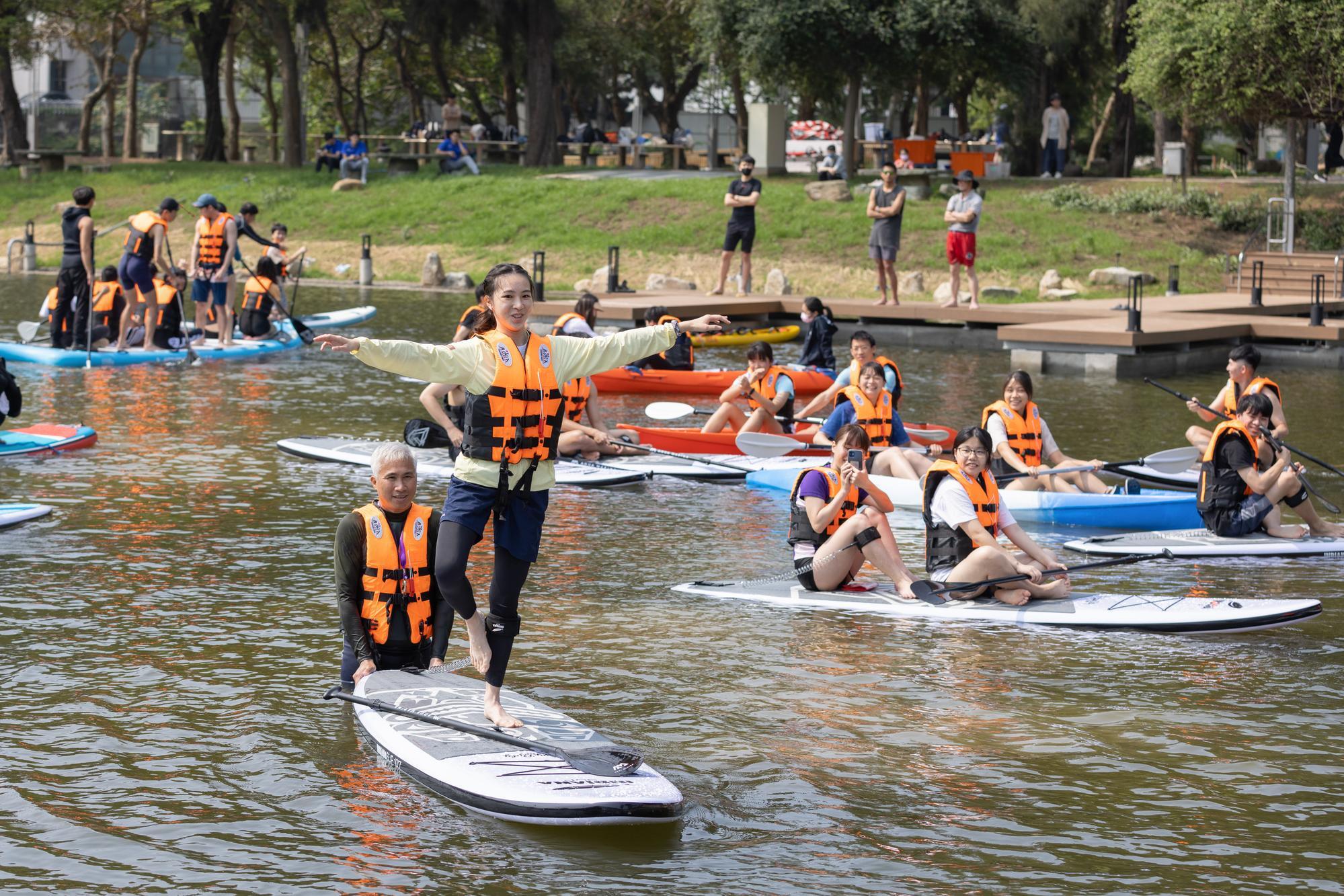 Kok-hwa Tan (陳國華), director of the Physical Education Office, teaching SUP.