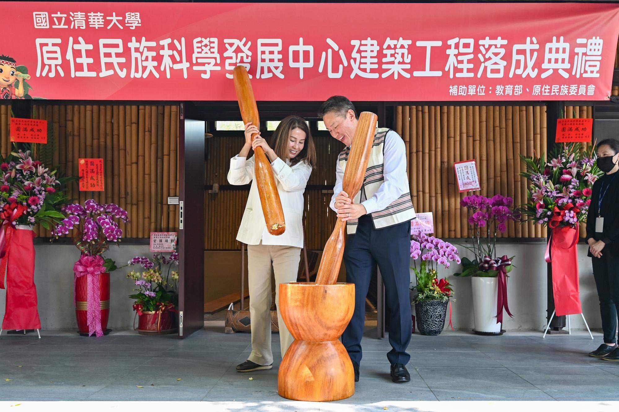 Atayal elder Gumai (古邁) presenting a pair of traditional hunting knives to NTHU president W. John Kao (高為元).