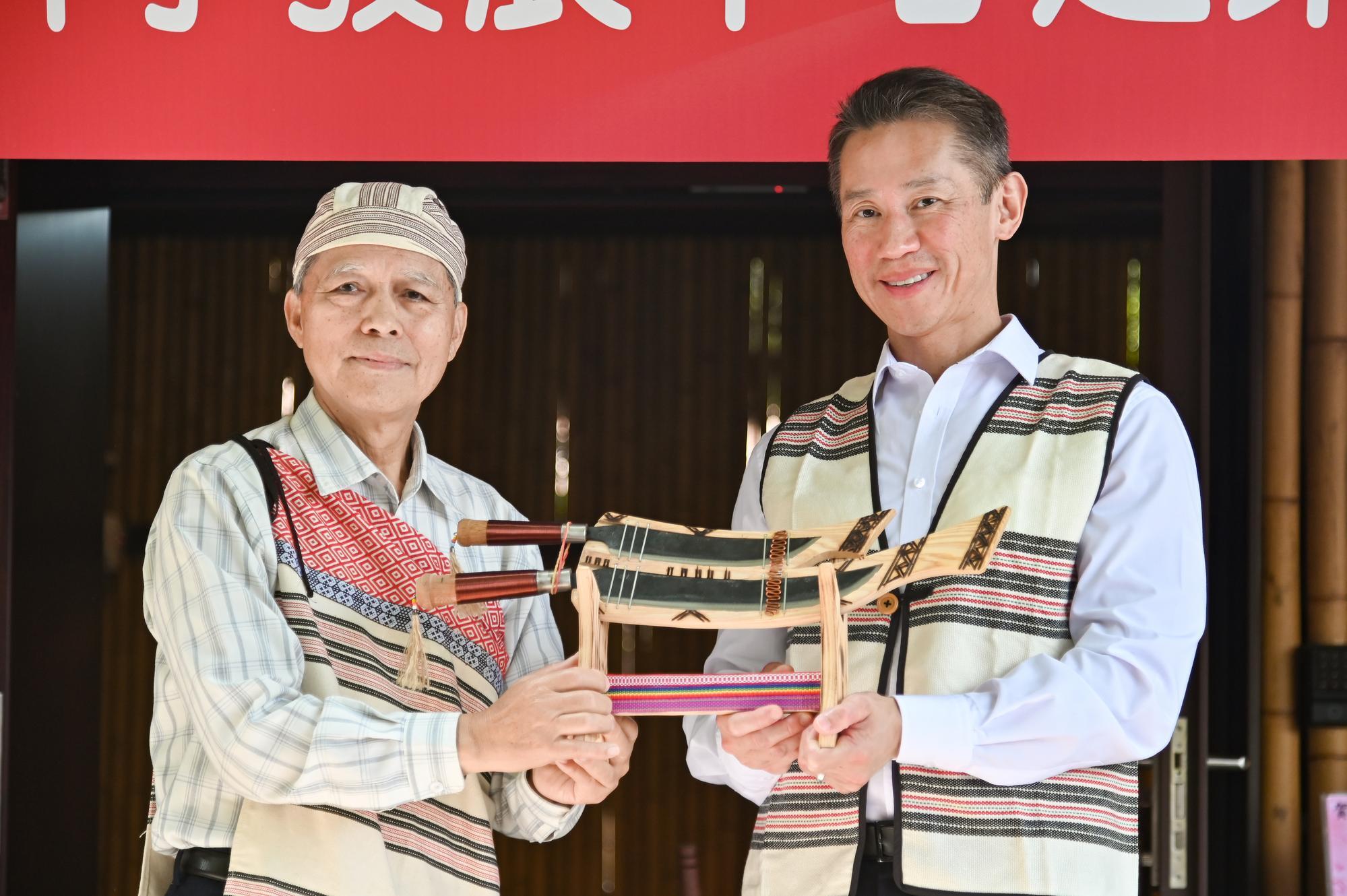 Legislator Ciwas Ali (高金素梅) and VIPs sprinkling millet wine on the ground, symbolizing respect and love for this piece of land.