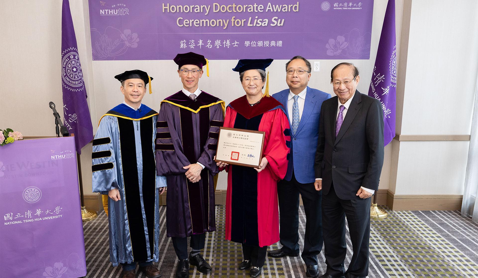 Lisa Su received the honorary doctorate from NTHU. From left, Dean Shawn Shuo-Hung Hsu (徐碩鴻) of the College of Electrical and Computer Science, President W. John Kao (高為元), Lisa Su (蘇姿丰), her husband Daniel Lin (丹尼爾‧林), and her father Chun-hwai Su (蘇春槐).