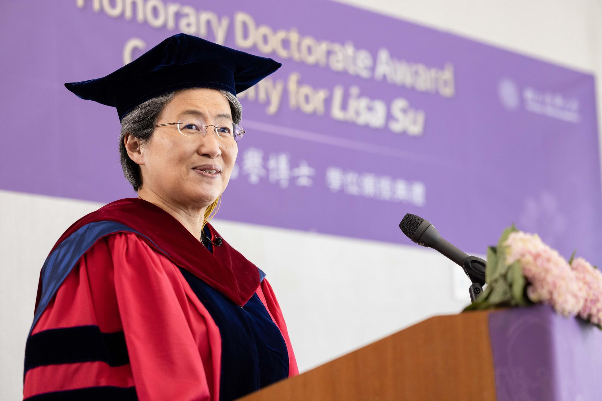 Lisa Su (蘇姿丰) received the honorary doctorate from NTHU.