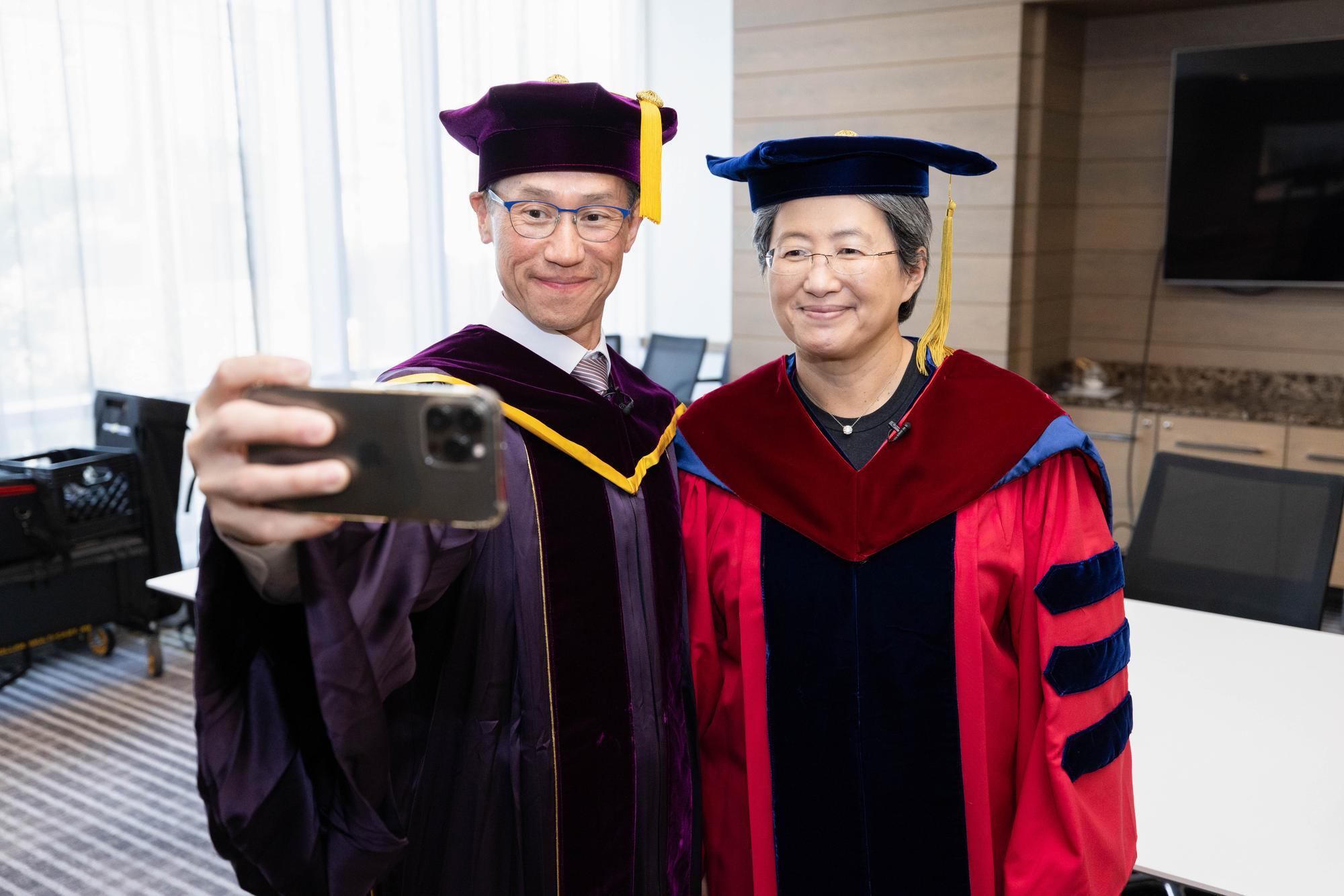 NTHU President W. John Kao (高為元) (left) taking selfies with Lisa Su (蘇姿丰).