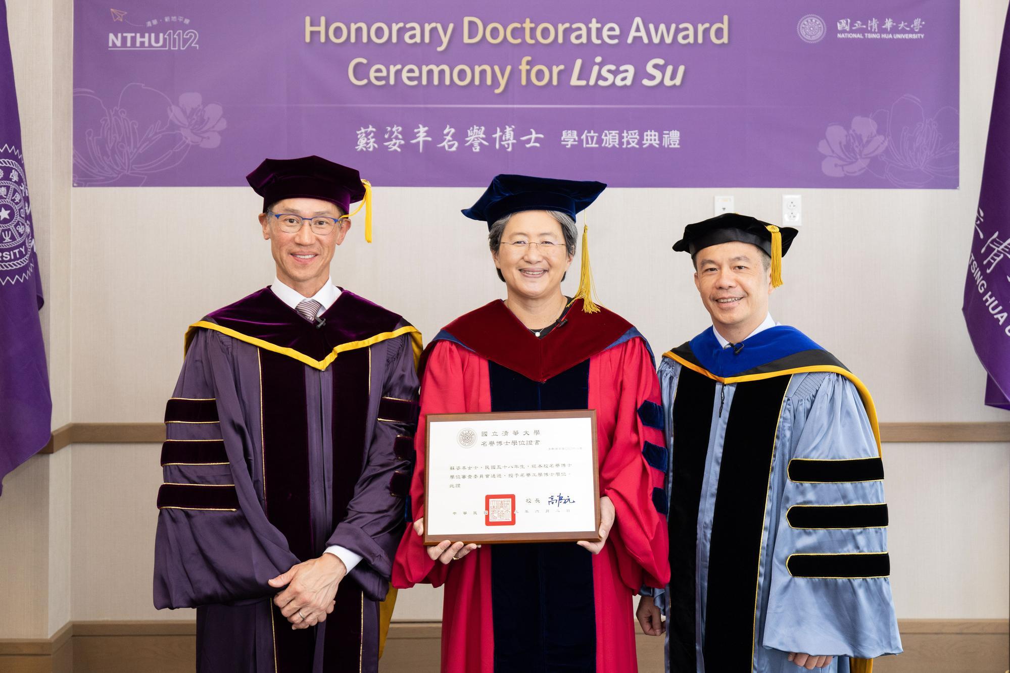 NTHU President W. John Kao (高為元) (left) and Dean Shawn Shuo-Hung Hsu (徐碩鴻) (middle) of the College of Electrical and Computer Science flew to the United States to confer the honorary doctorate degree upon Lisa Su (蘇姿丰).  