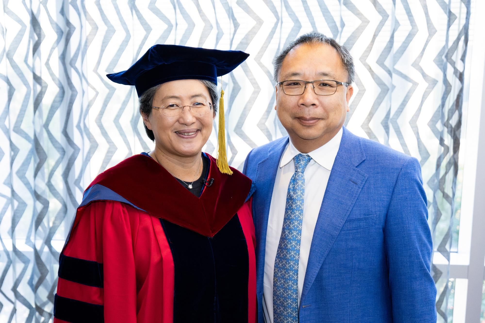 Lisa Su (蘇姿丰) and her husband Daniel Lin (丹尼爾‧林) taking photos after the Honorary Doctorate Award Ceremony.