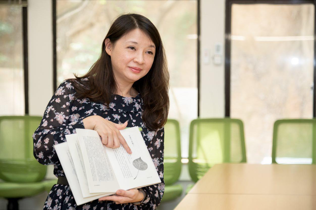 Professor Yu-ting Wang (王鈺婷), director of the Institute of Taiwan Literature, introduces Huang Chun-ming's hand-drawn illustrations.