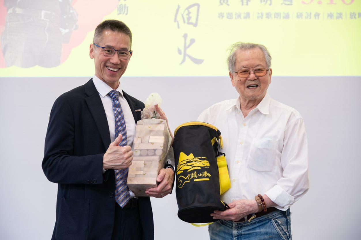 Chun-ming Huang (黃春明) presents a set of building blocks made of driftwood as a gift to NTHU President W. John Kao (高為元).