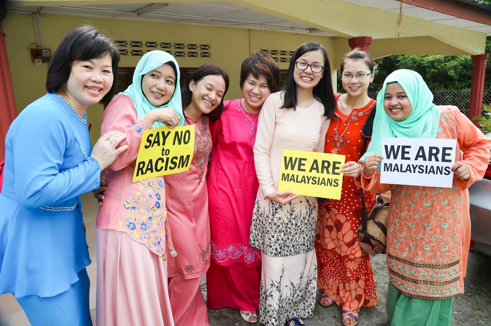 The NTHU Malaysia International Volunteer Team promoting cultural diversity and co-prosperity while celebrating Eid al-Fitr.