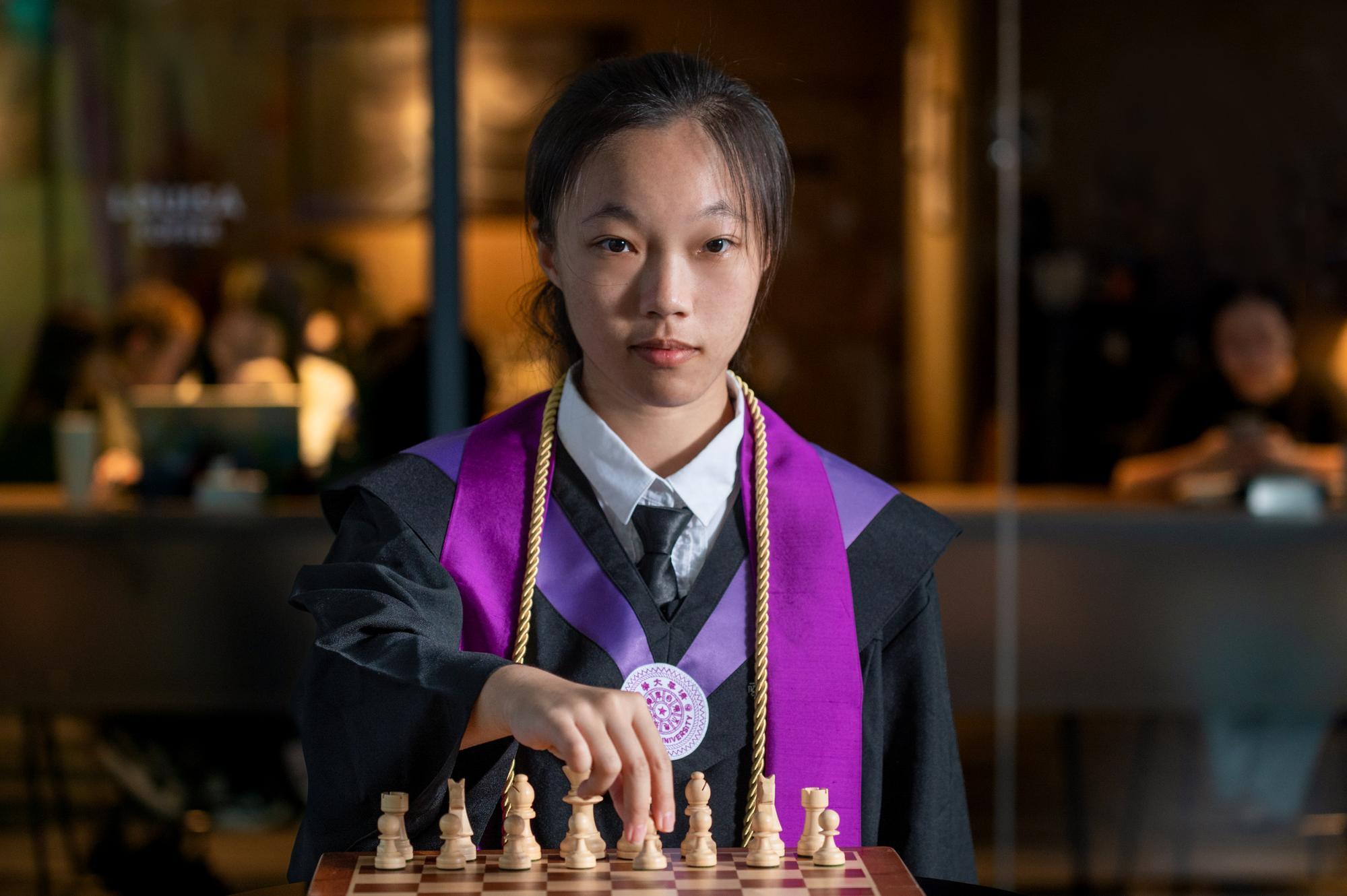 One of the recipients of Yi-Chi Mei Memorial Medal, Yu-Hsin Weng (翁玉芯) represents Taiwan in various international chess competitions.