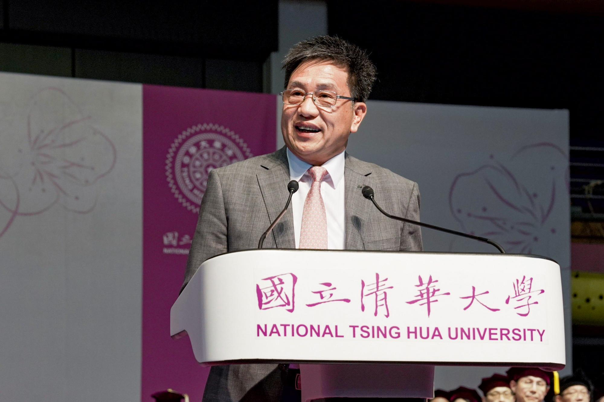 Chairman of AUO Paul SL Peng (彭双浪) encourages the graduating students to use AI wisely for lifelong learning.