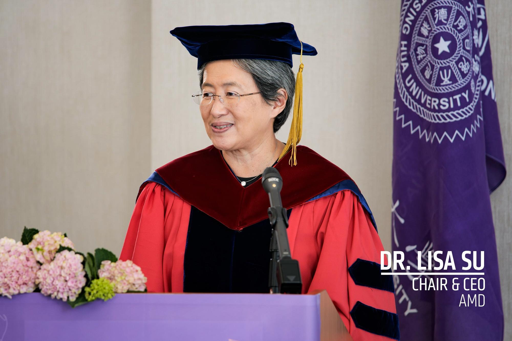 AMD Chair and CEO Lisa Su (蘇姿丰), who recently received an honorary doctorate from NTHU, encourages the graduating students to run towards problems.