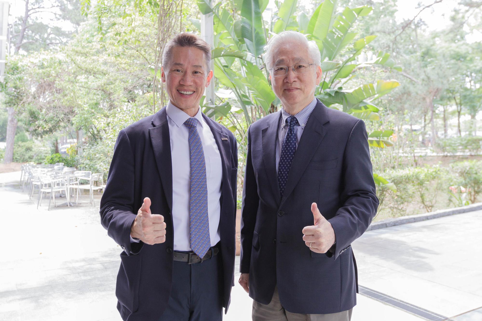 本校高為元校長（左）歡迎國科會吳政忠主委來到清華。
NTHU President W. John Kao (元校長) (left) with Minister Tsung-tsong Wu (吳政忠) of the NSTC.
