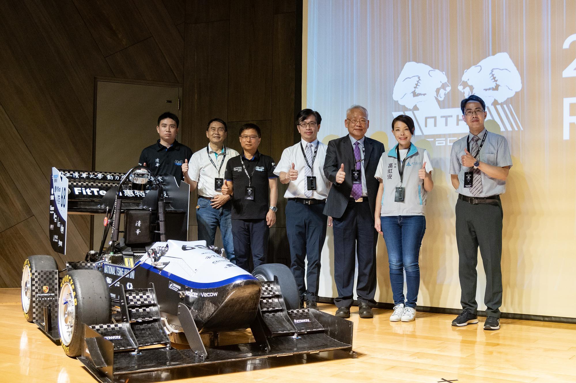 From left to right: Hong-jyun Bai (白泓均), captain of the NTHU Racing Team, Prof. Pei-jen Wang (王培仁), Prof. Chao-an Lin (林昭安), Dean Hung-yin Tsai (蔡宏營) of the College of Engineering, NTHU Vice President Nyan-hwa Tai (戴念華), Hsinchu City Mayor Hung-an Kao (高虹安), and Chair Chih-yung Huang (黃智永) of the Department of Power Mechanical Engineering.
