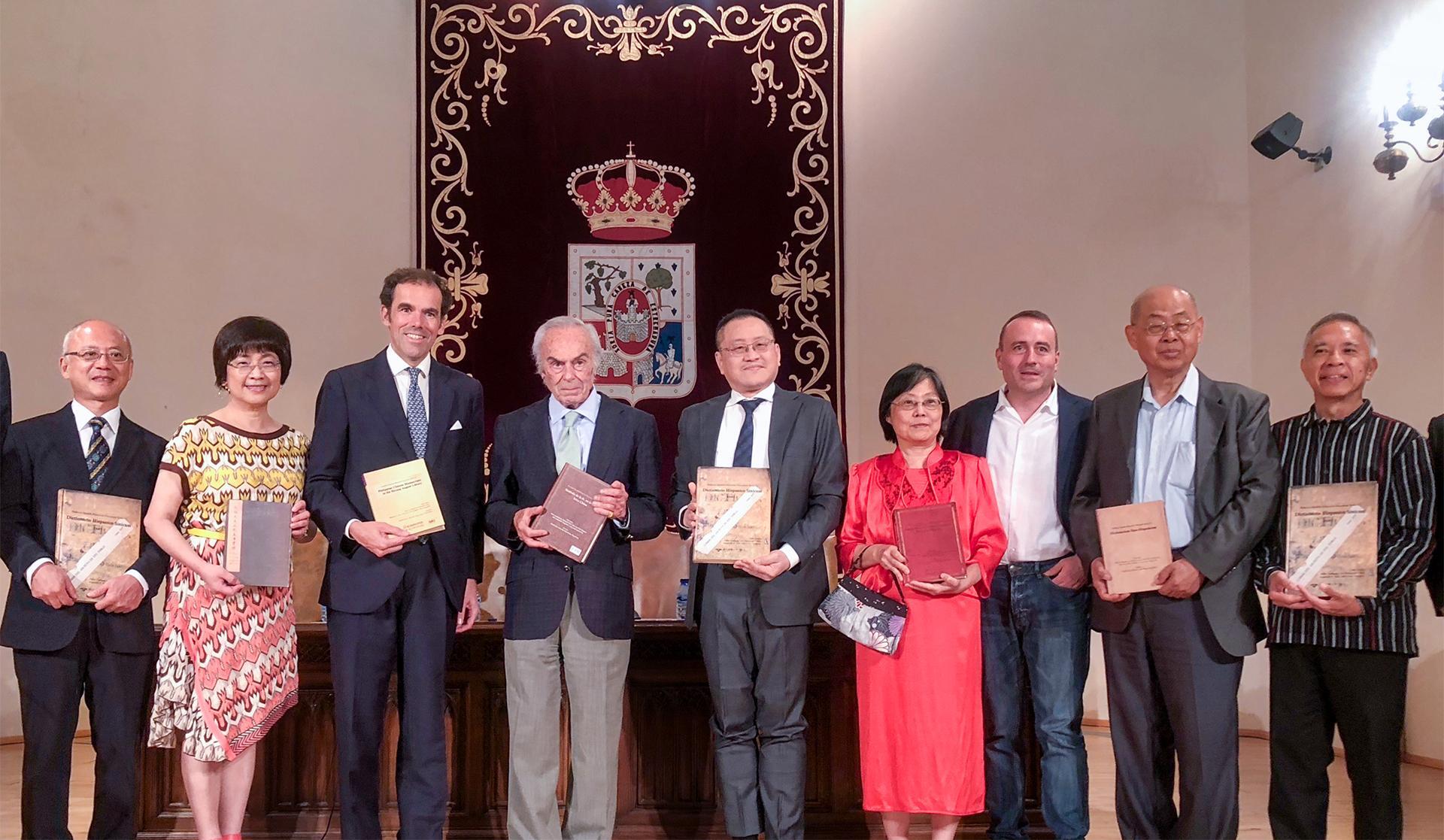 NTHU's Fabio Yu-chung Lee (李毓中) (5th on the right) presented the 9-volume Hokkien Spanish Historical Document Series to the Spanish royal family.