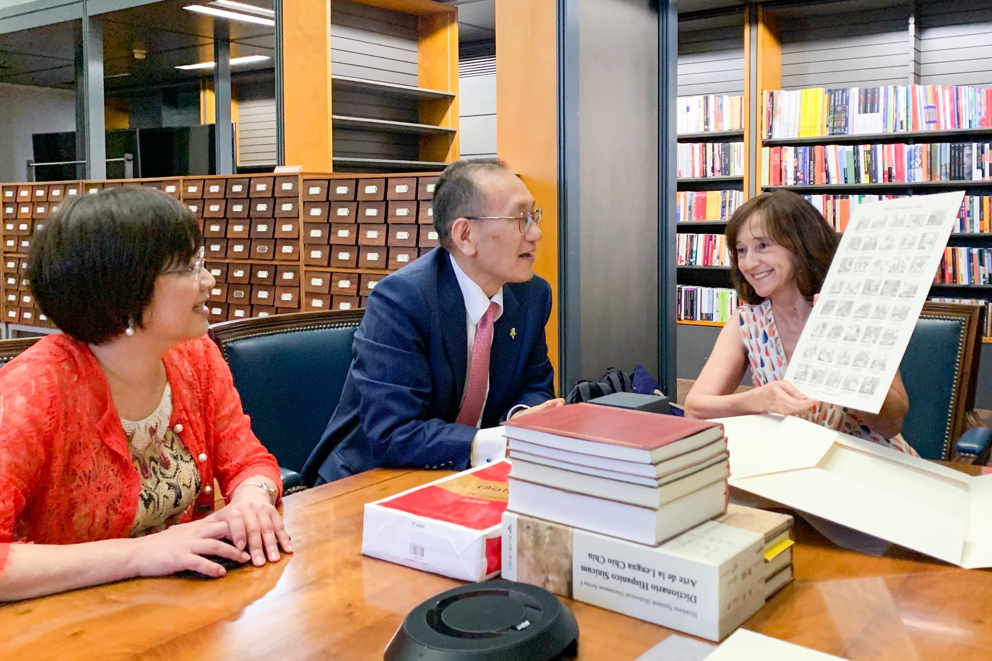 Ambassador José María Liu (劉德立) (middle) of the Republic of China (Taiwan) gifted the Hokkien Spanish Historical Document Series to the National Library of Spain. The library director, Ana Santos Aramburo, reciprocated by presenting Liu with precious copies of ancient documents from the library's collection.