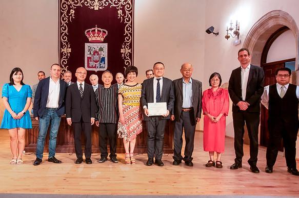 NTHU's Fabio Yu-chung Lee (李毓中) (5th from the right) and his research team traveled to Spain to receive the award.