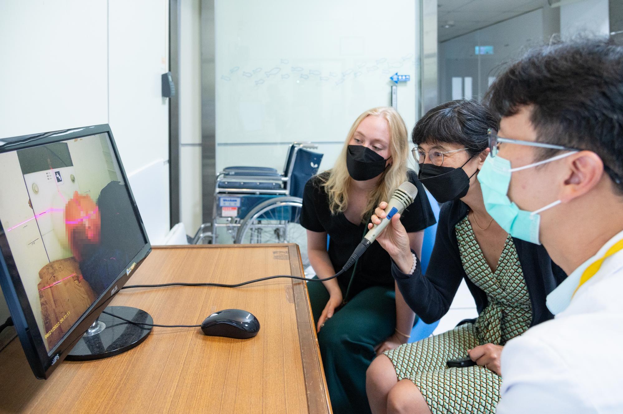 While Swiss author Lars Jaeger received neutron beam irradiation, his wife and daughter communicated with him through a microphone from outside, providing him with encouragement.