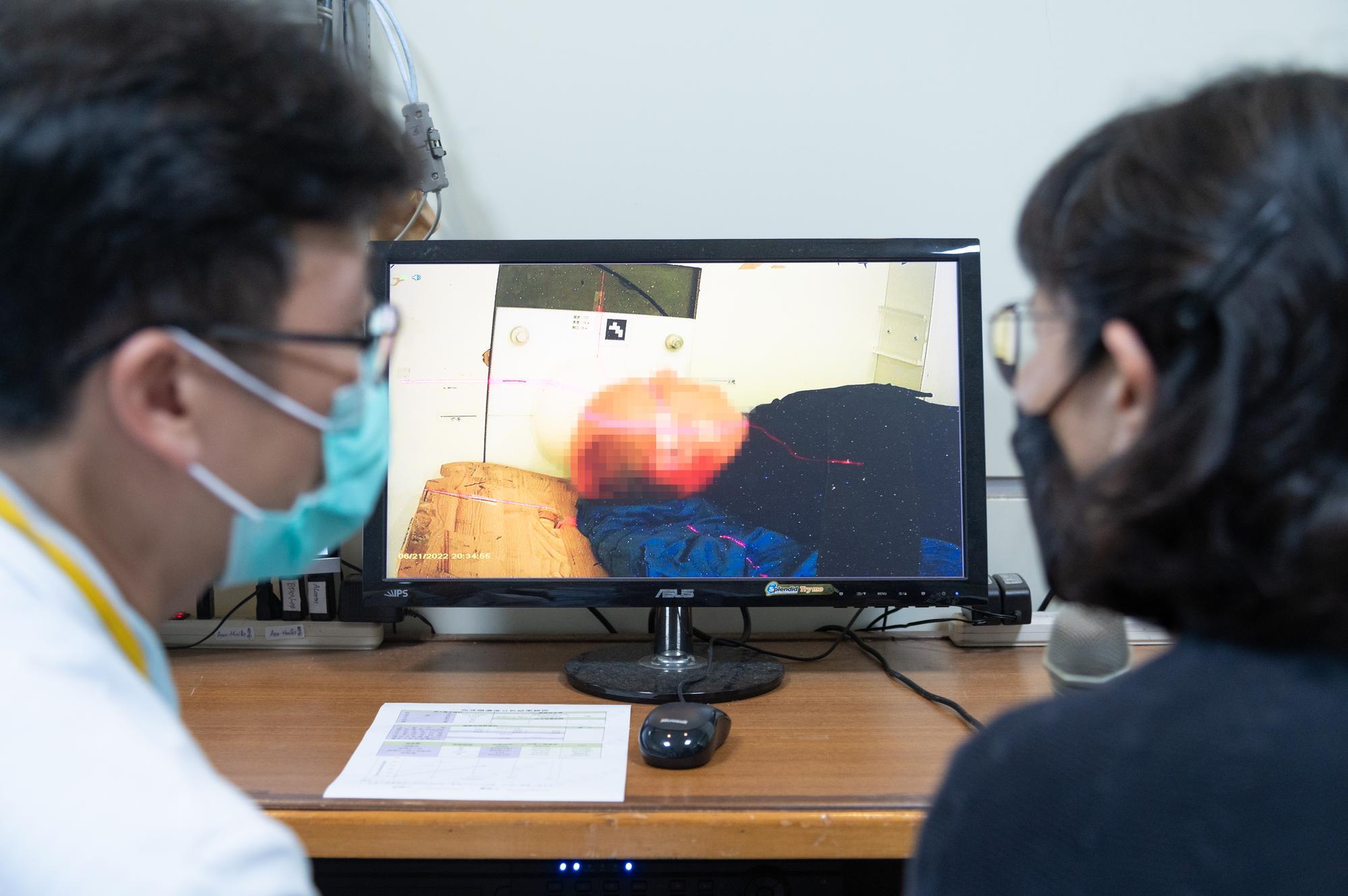 The doctor and family members monitored the condition of the patient through a screen.