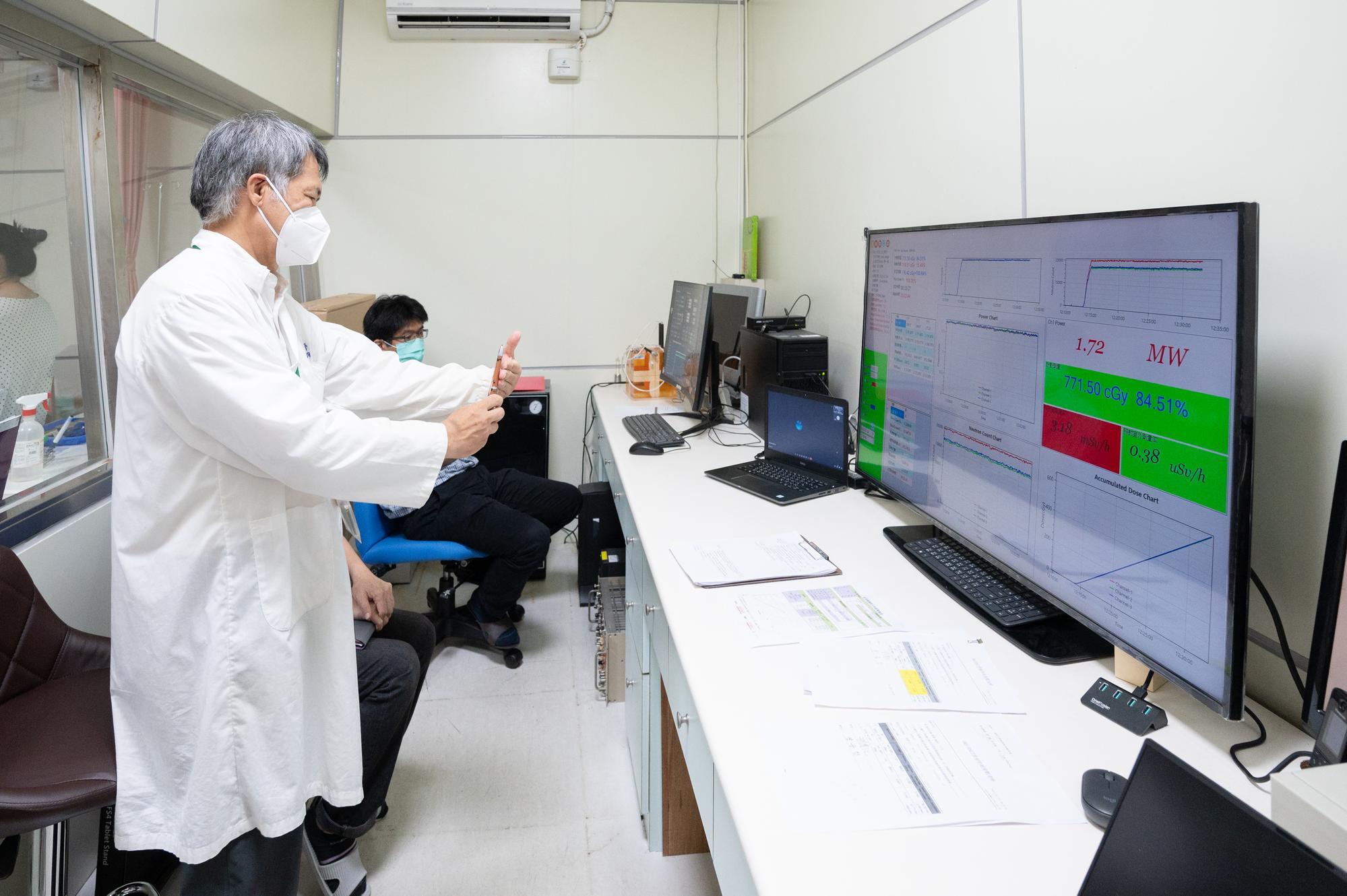 The NTHU team controlling the neutron beam irradiation dosage from the BNCT control room.