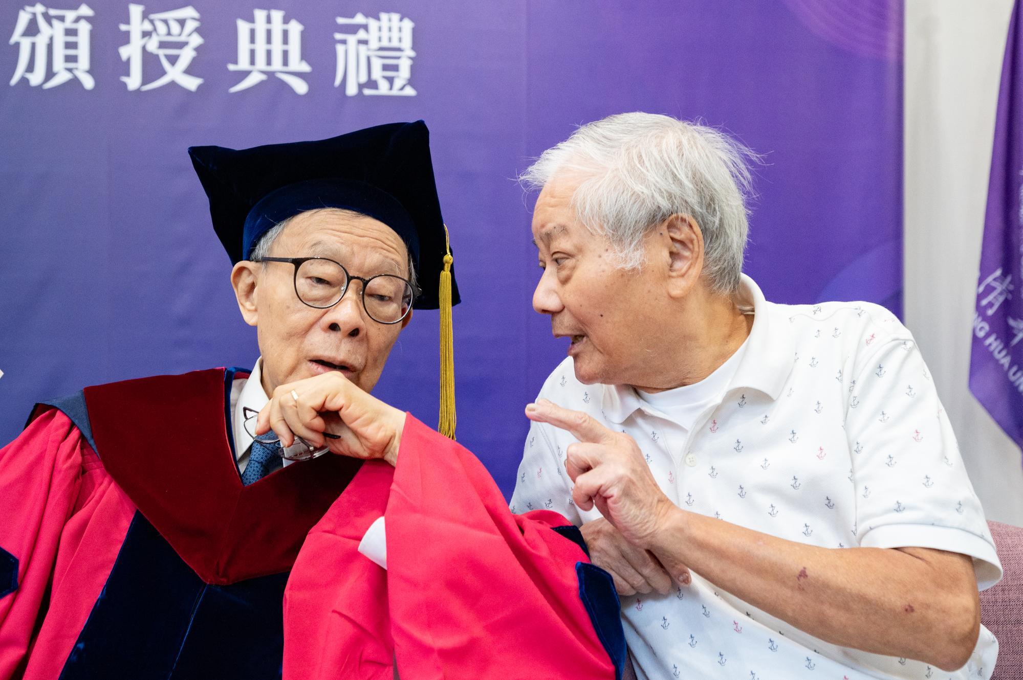 During the honorary doctorate ceremony, Dr. Leo Ou-fan Lee (李歐梵) (left) joyfully met up with his longtime friend, Mr. Hsing-mao Chan (詹行懋), who had been his classmate at Taiwan Provincial Hsinchu High School for six years.