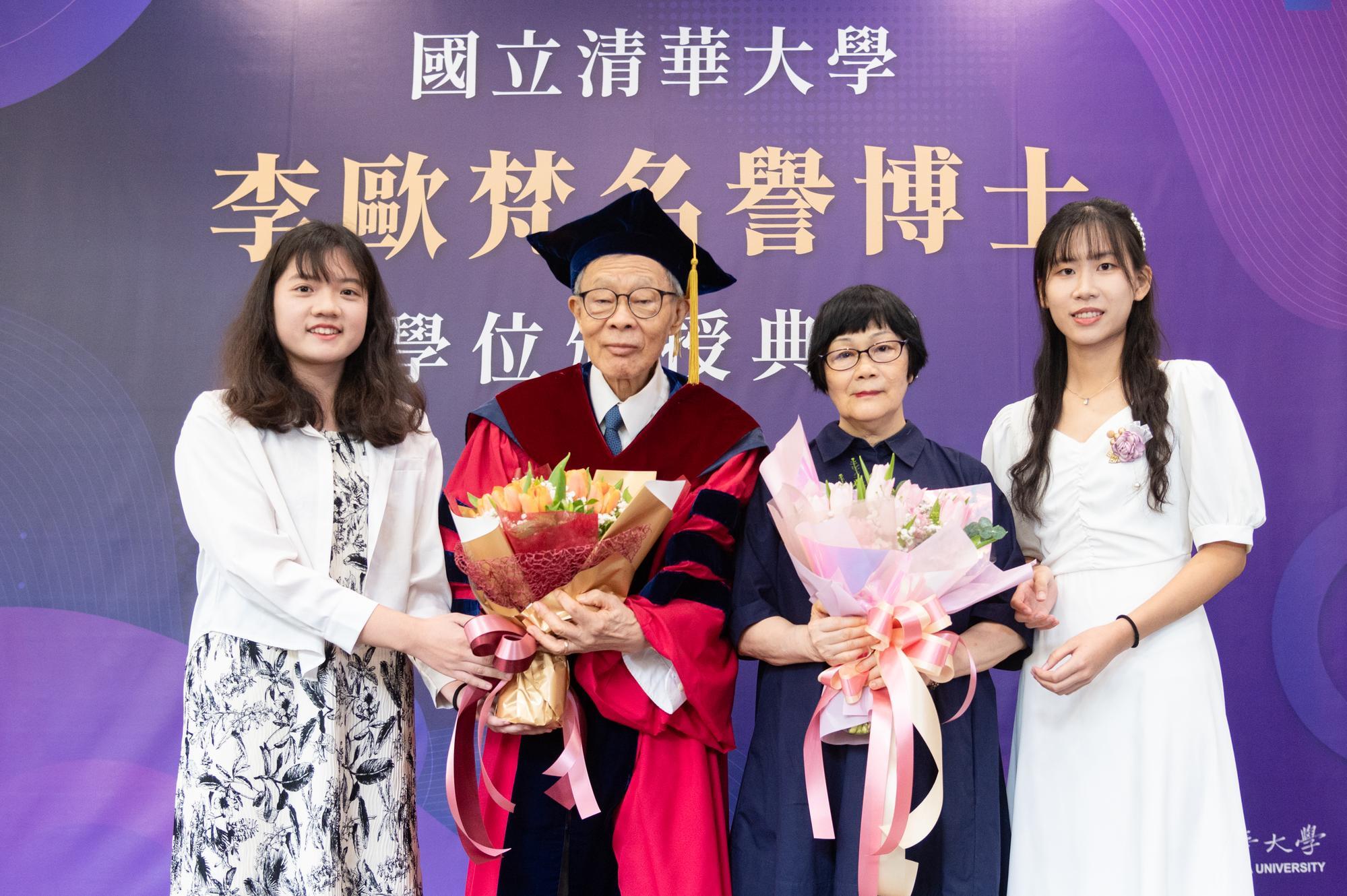 Student representatives from NTHU offering flowers to Dr. Leo Ou-fan Lee (李歐梵) and his wife, Esther Yuk-ying Lee (李玉瑩).