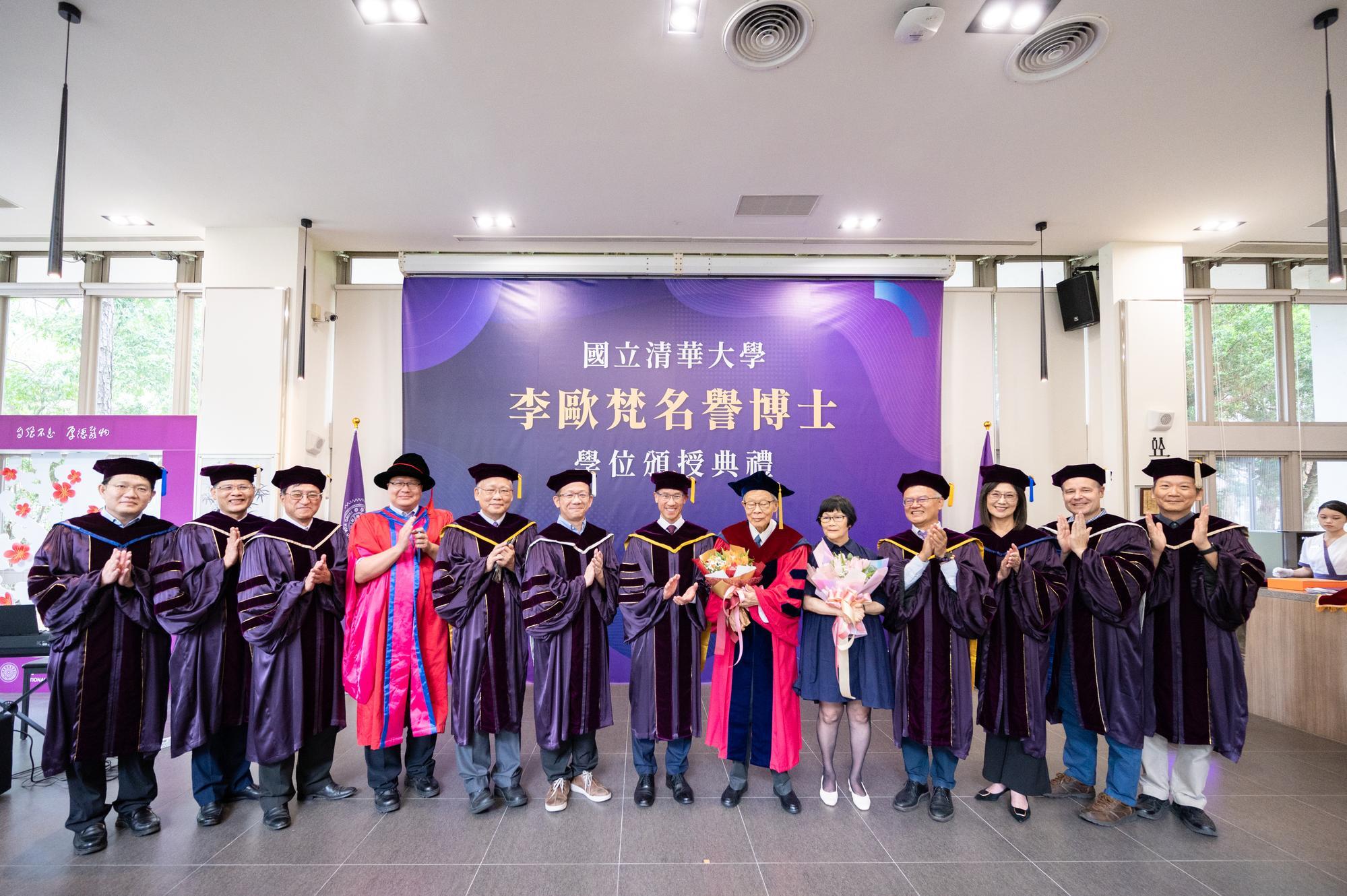 NTHU professors applauding and welcoming Dr. Leo Ou-fan Lee (李歐梵) to join the NTHU family as an honorary doctorate recipient.