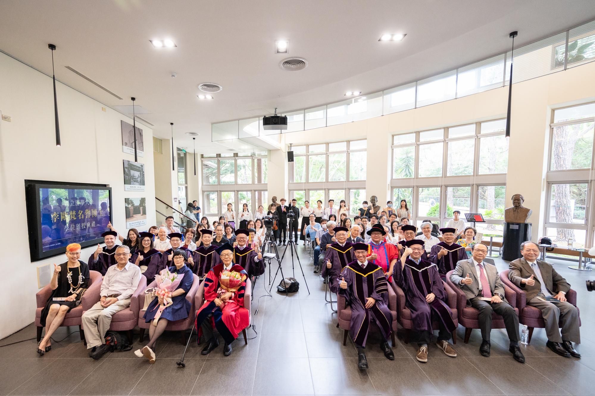 Dr. Leo Ou-fan Lee (李歐梵) was granted an honorary doctorate by NTHU. Esteemed scholars, cultural figures, and intimate associates gathered to offer their congratulations.