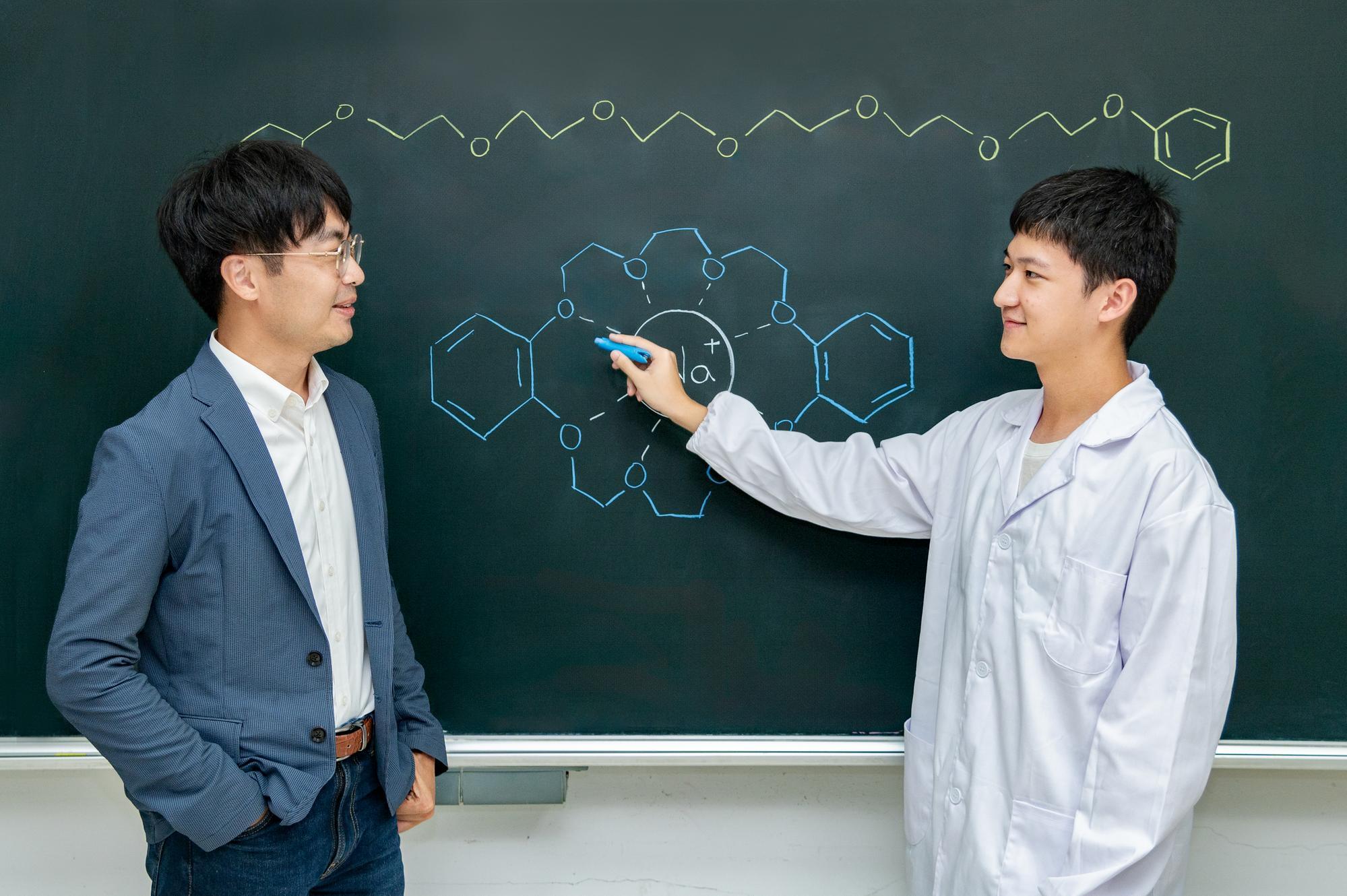 Prof. Ho-Hsiu Chou (周鶴修) (left) and doctoral student Tse-Fu Huang (黃則傅) from NTHU's Department of Chemical Engineering employ Crown Ether to significantly boost seawater hydrogen production efficiency.