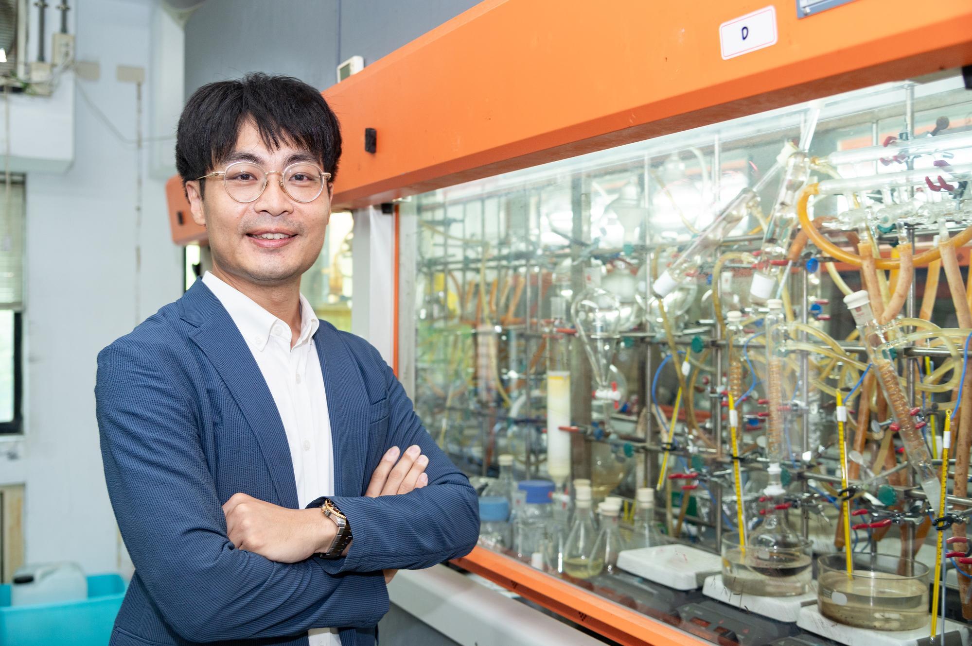 Prof. Ho-Hsiu Chou (周鶴修) from NTHU's Department of Chemical Engineering achieves a breakthrough in seawater hydrogen production.