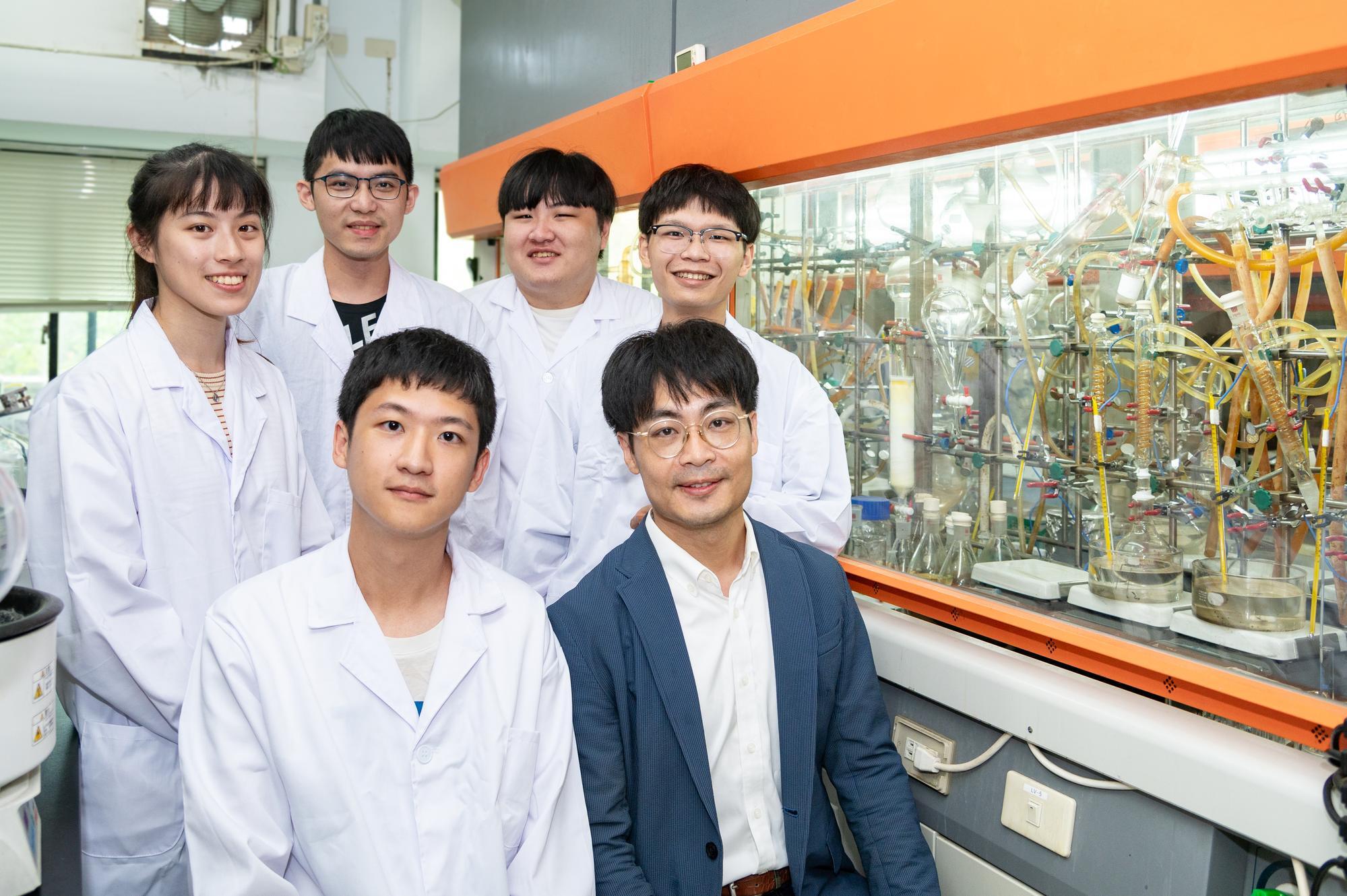 NTHU's seawater hydrogen production research team, led by Prof. Ho-Hsiu Chou (周鶴修) from the Department of Chemical Engineering, includes students Tse-Fu Huang (黃則傅), Ying-Rang Zhuan (莊英讓) (back row, right), Bing-Heng Li (黎秉衡), Wei-Cheng Lin (林韋澄), and Yu-En Sun (孫語恩).