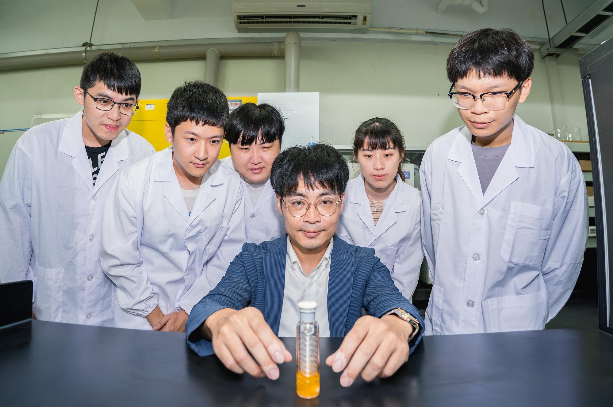 Prof. Ho-Hsiu Chou (周鶴修) from NTHU's Department of Chemical Engineering made a significant breakthrough in seawater hydrogen production technology.