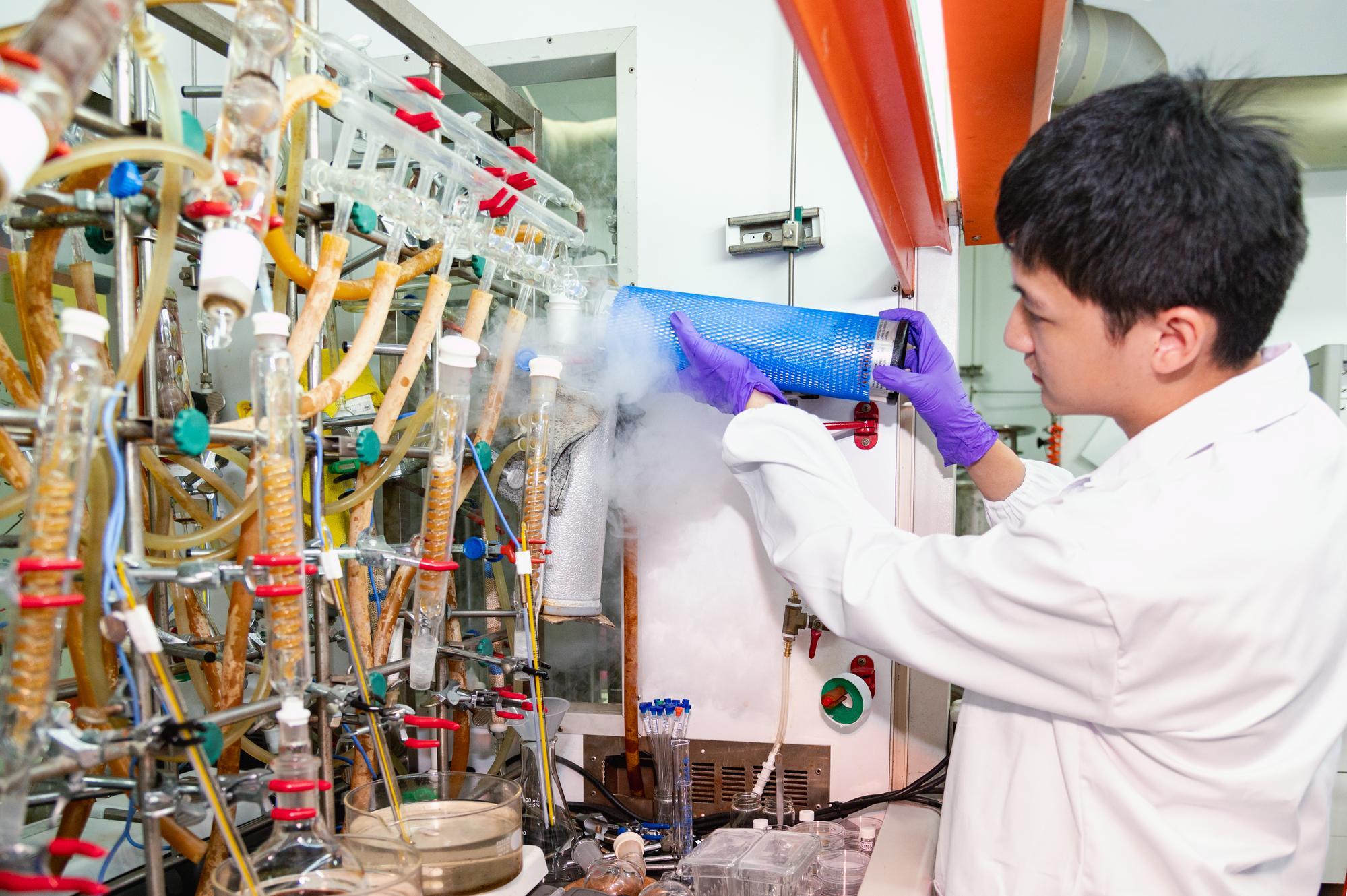 Tse-Fu Huang (黃則傅), a Ph.D. candidate in NTHU's Department of Chemical Engineering, preparing to synthesize the high-molecular-weight catalyst.