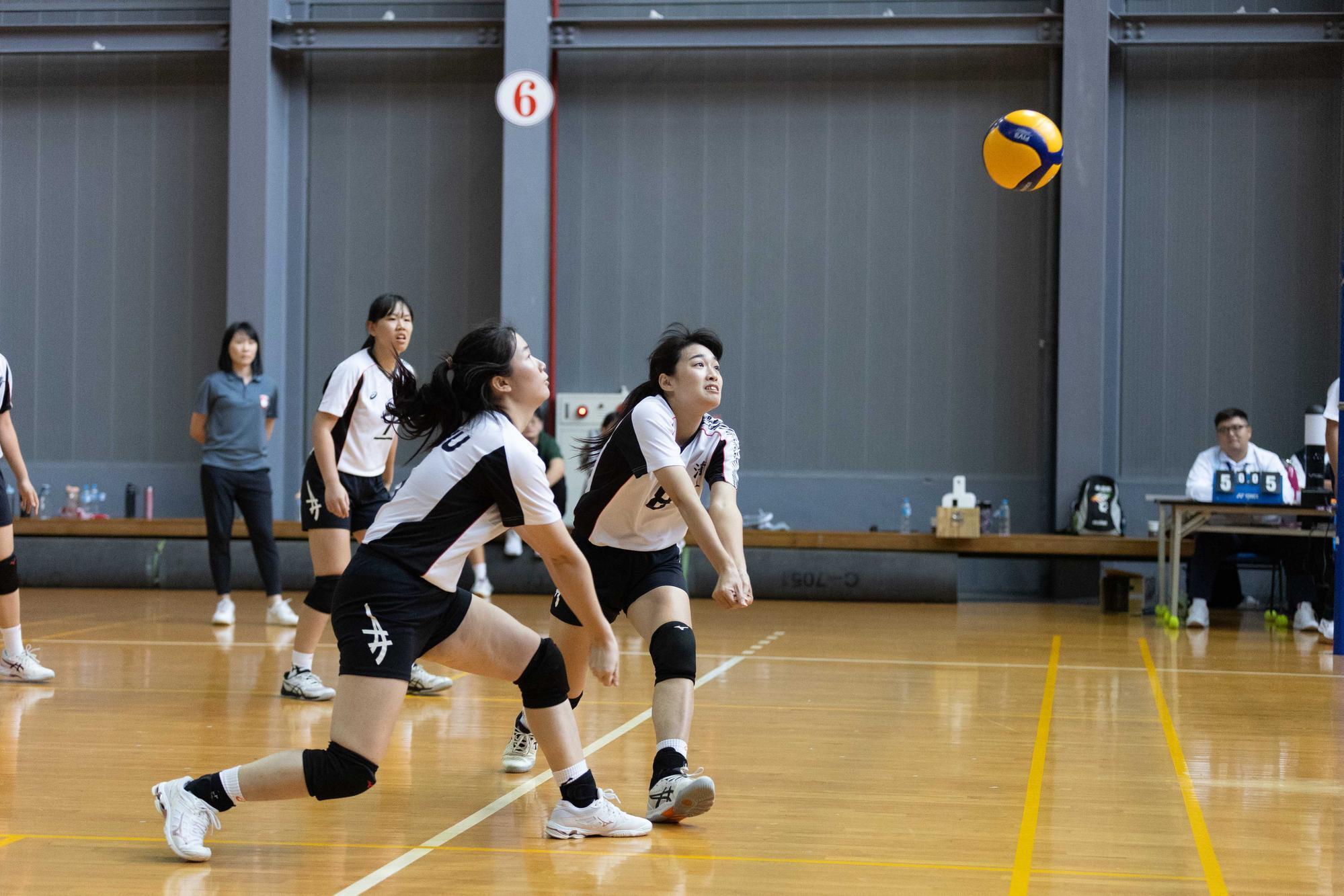 In the women's volleyball competition, NCU (left) faced NCCU.
