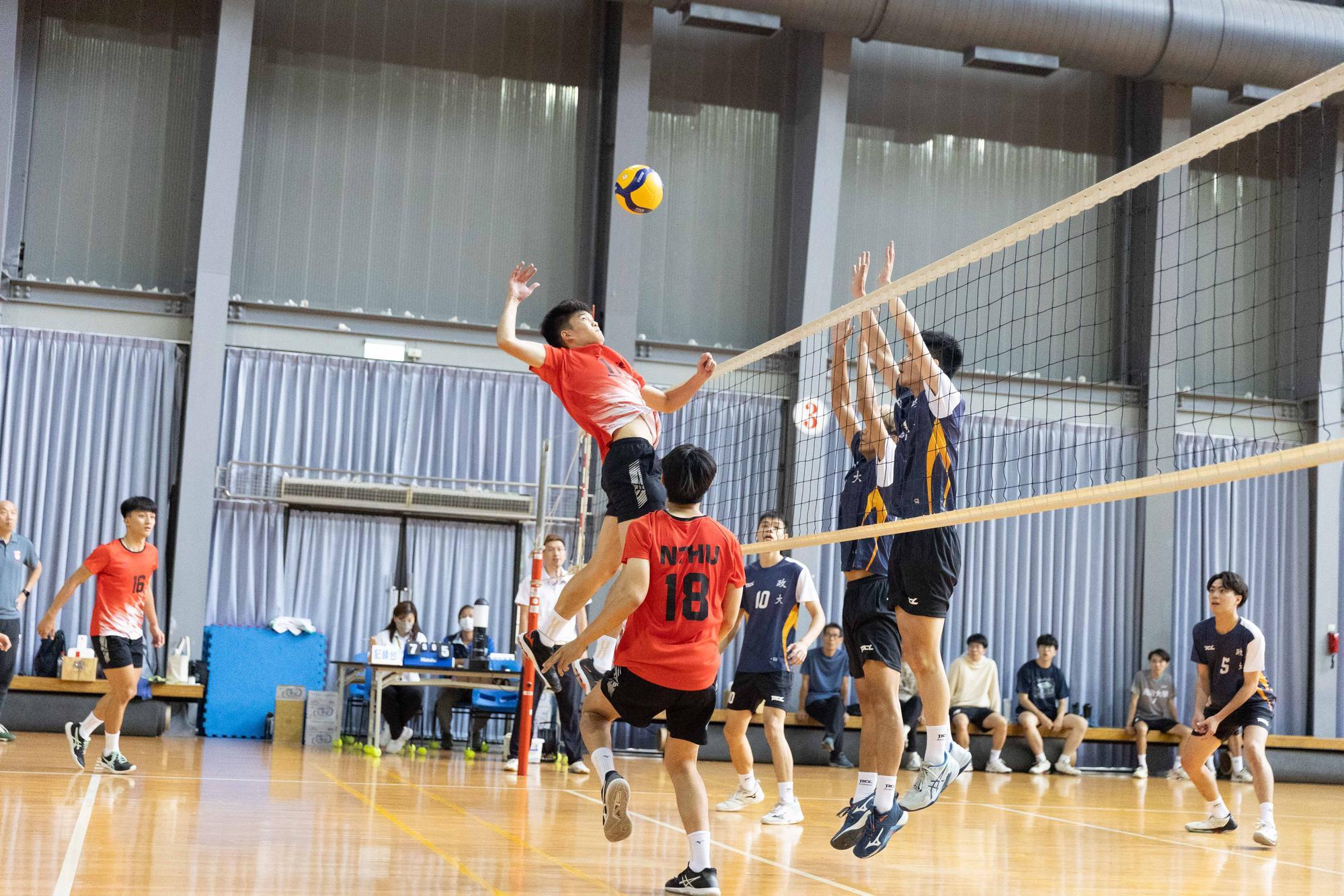 NTHU's men's volleyball team (left) competed fervently with NCCU on the UST Sports Day.
