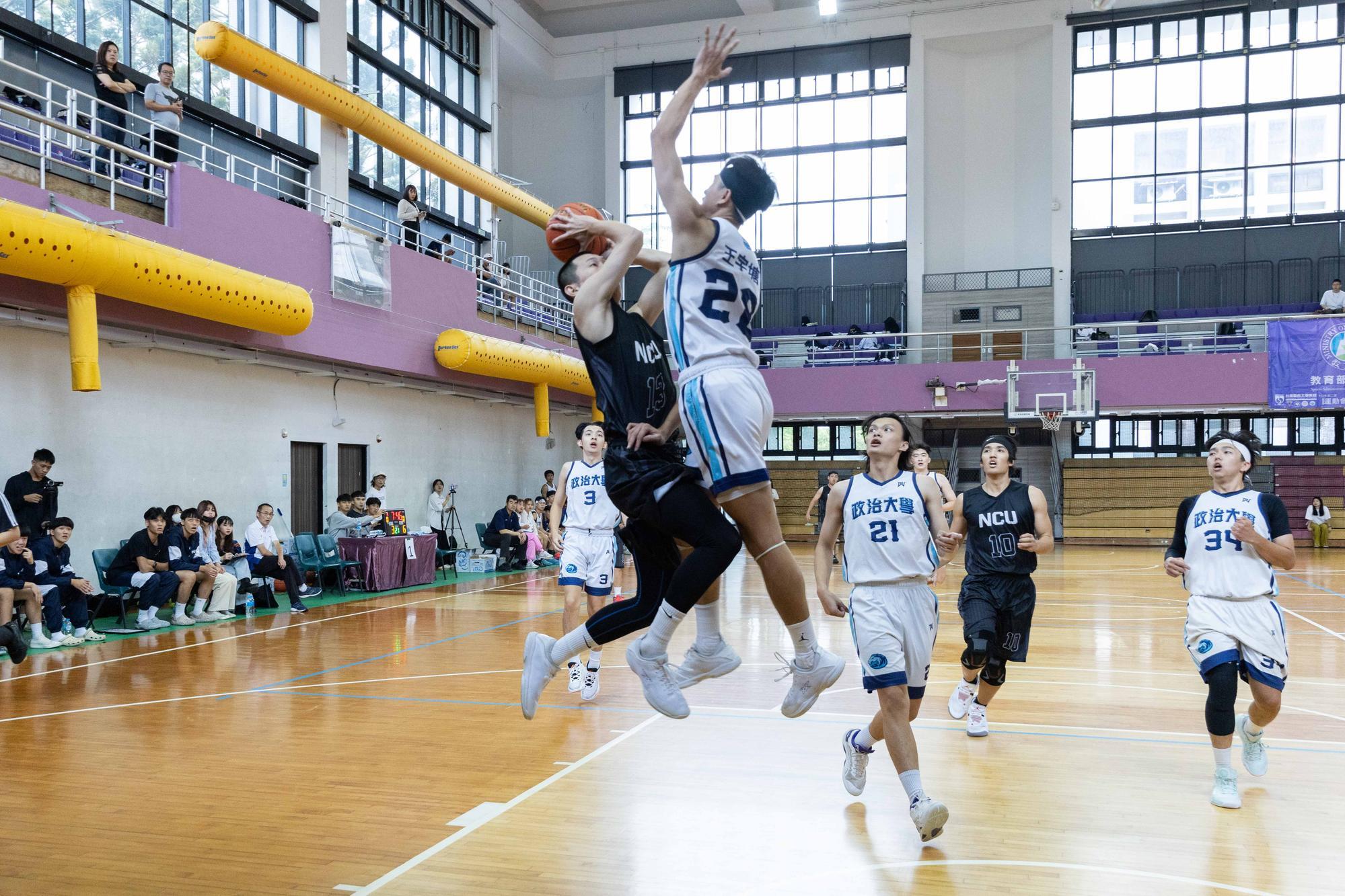 In the men's basketball competition, NCU (in black) played against NCCU.
