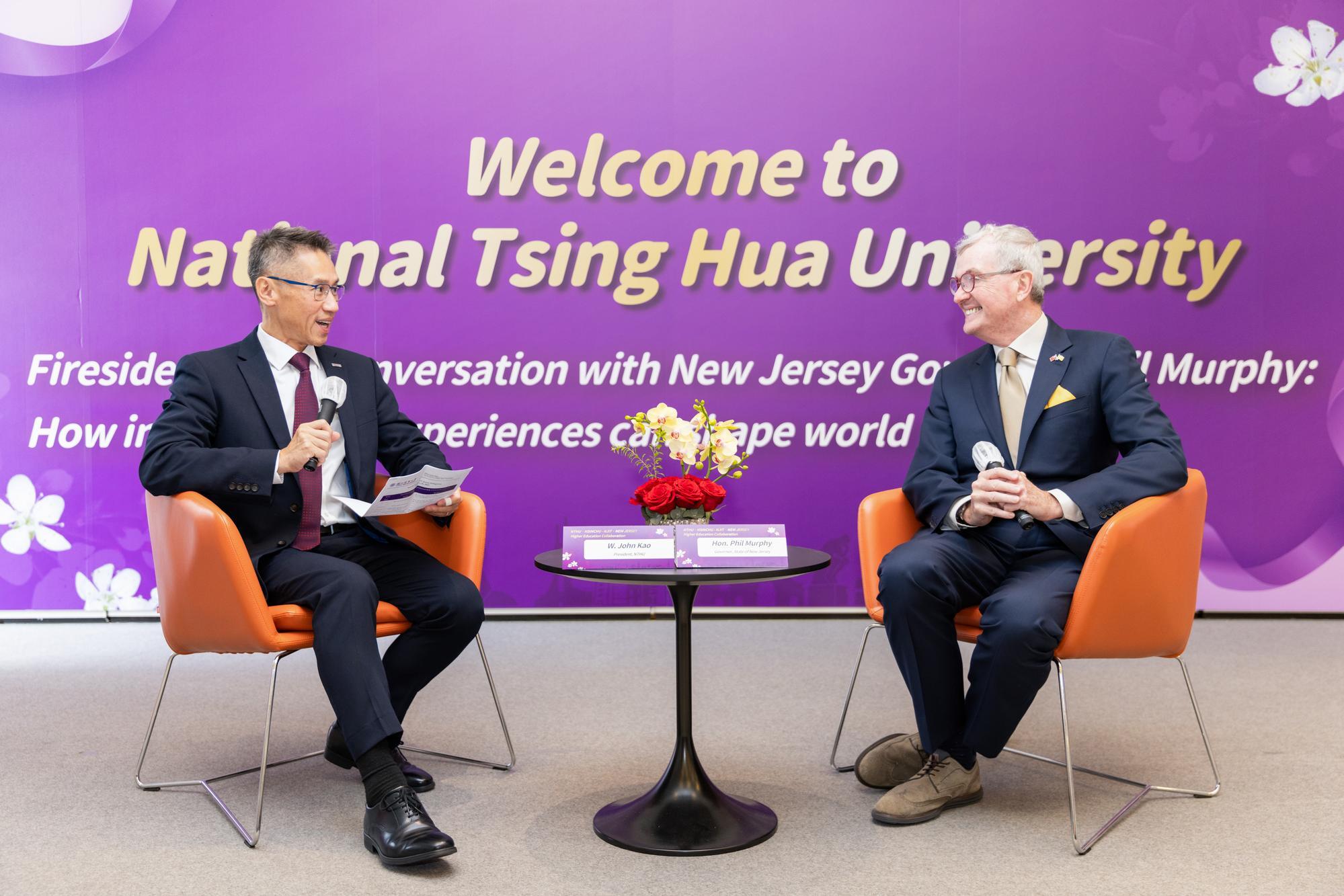 President W. John Kao (高為元) of NTHU (left) engages in a discussion on 