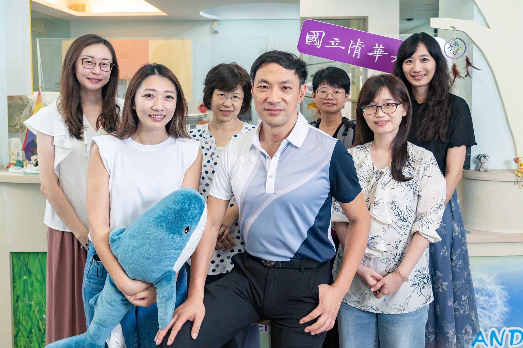 The online course production team at NTHU's Counseling Center (left to right): Counseling psychologists Ya-ting Yang (楊雅婷), Shih-jung Cheng (鄭詩蓉), Ya-hui Wu (吳雅慧), Director Dao-wei Wang (王道維), counseling psychologists Chi-chun Kao (高祺淳), Ming-jhen Lai (賴姳臻), and Hui-chu Chan (詹惠竹).